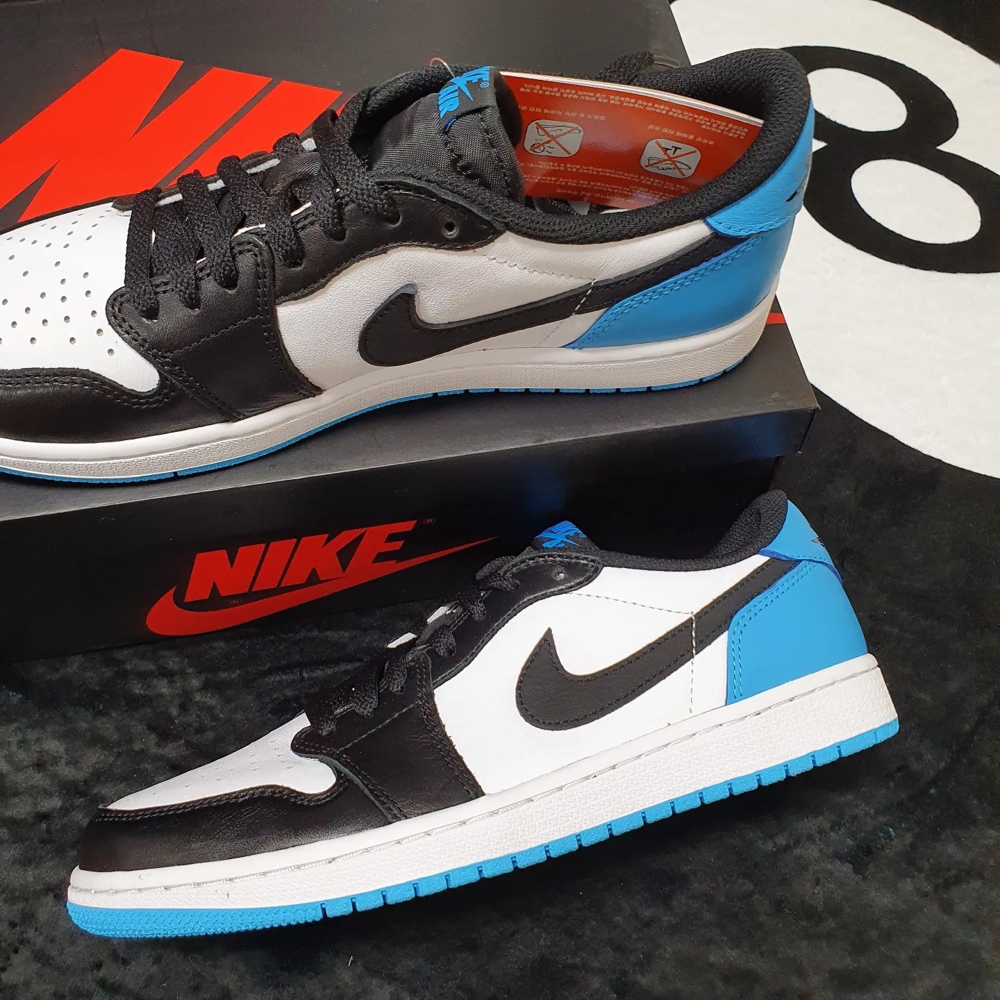 Jordan 1 Retro Low OG Black and Dark Powder Blue 착용 스타일 - 3