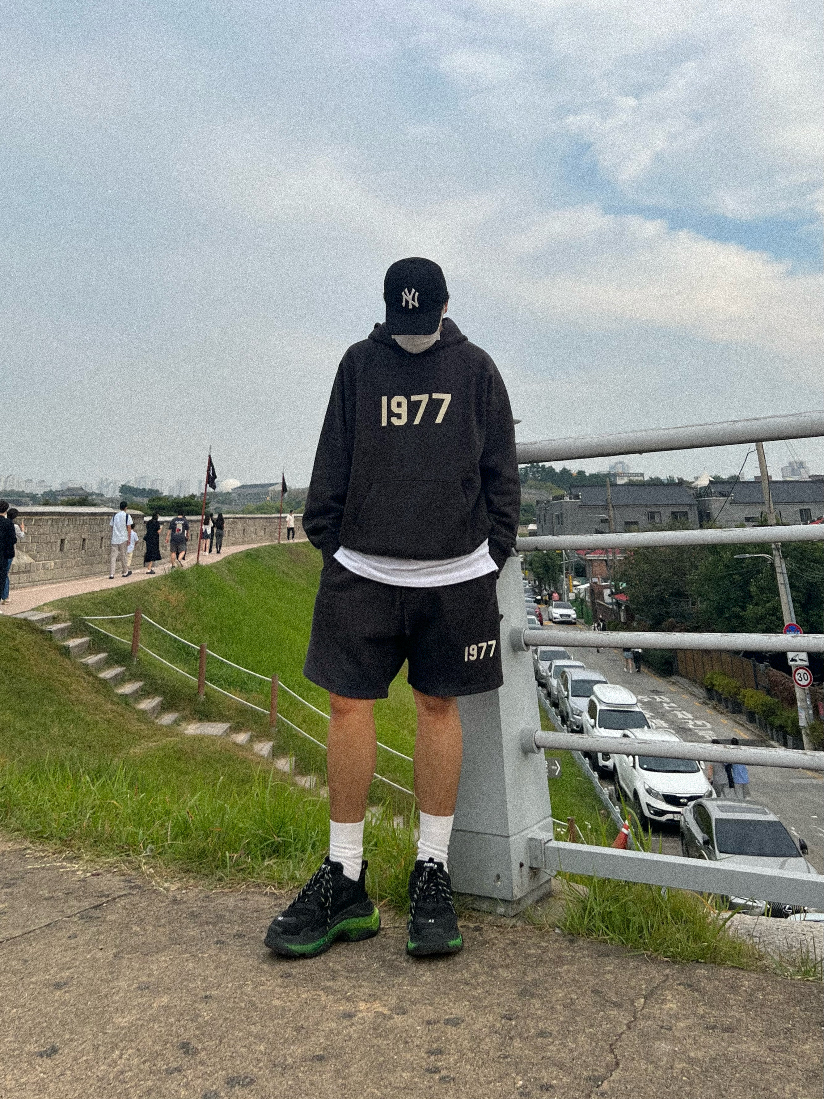 Essentials 1977 Hoodie Iron - 22SS, Essentials 1977 Shorts Iron - 22SS 착용 스타일 - 1