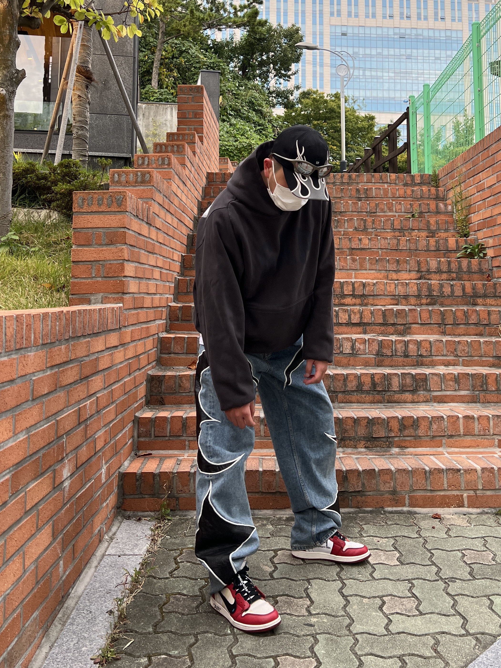 Jordan 1 x Off-White Retro High Chicago The Ten, Yeezy Gap Engineered By Balenciaga Dove Shrunken Hoodie Black 착용 스타일 - 2