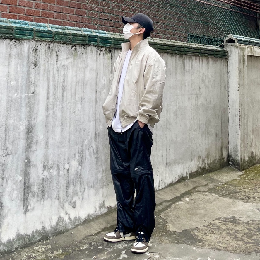 Jordan 1 x Travis Scott Retro High OG SP Mocha, New Era x Murakami Takashi Ohana Unstructured Cap Black 착용 스타일