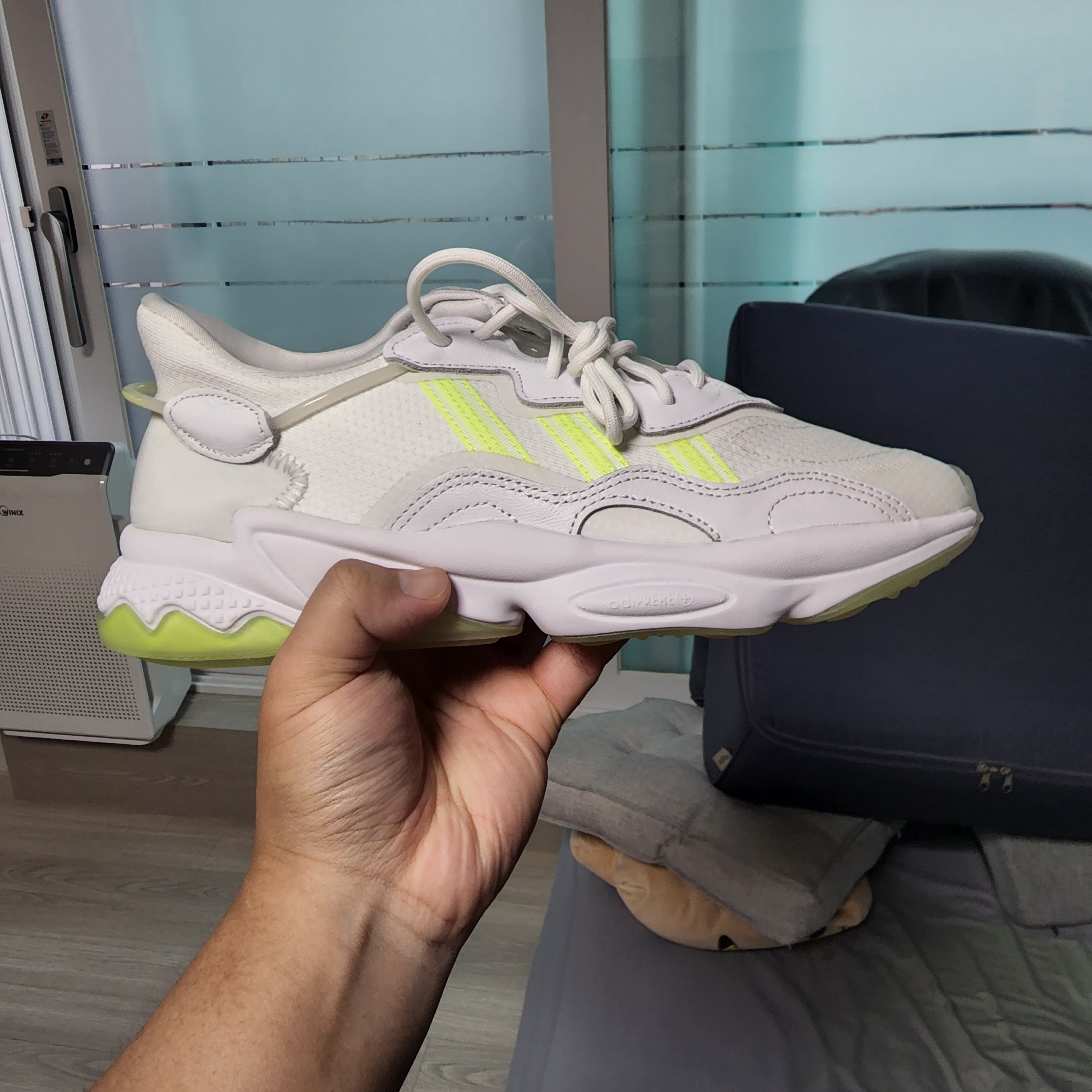Adidas Ozweego White Hi-Res Yellow - JD Sports Exclusive 착용 스타일 - 1