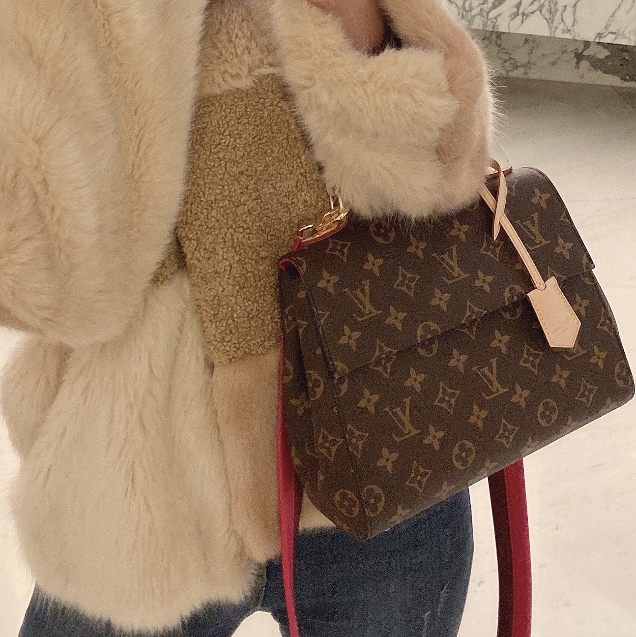 Louis Vuitton Cluny BB Monogram Fuchsia Bordeaux Red 착용 스타일