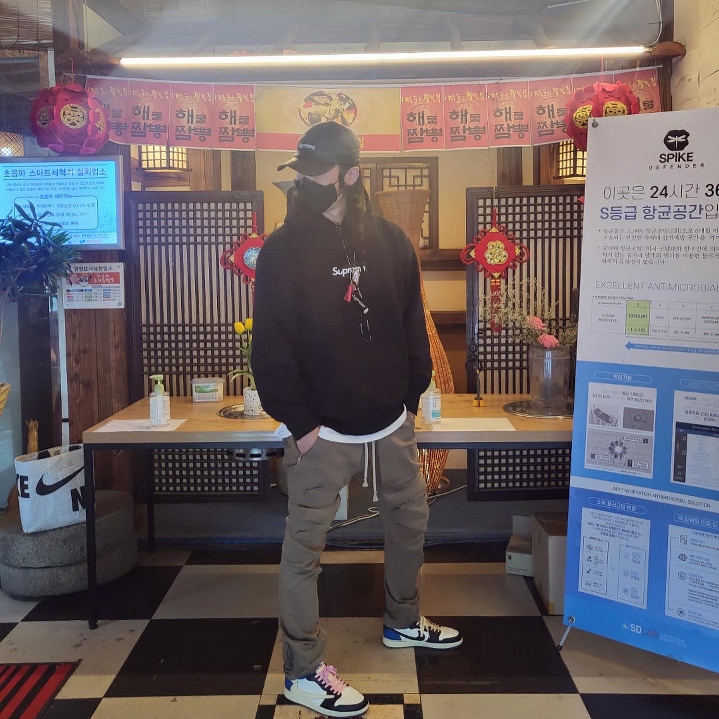 Supreme Leather Camp Cap Black - 21SS, Supreme Box Logo Hooded Sweatshirt Black - 21FW 착용 스타일 - 3