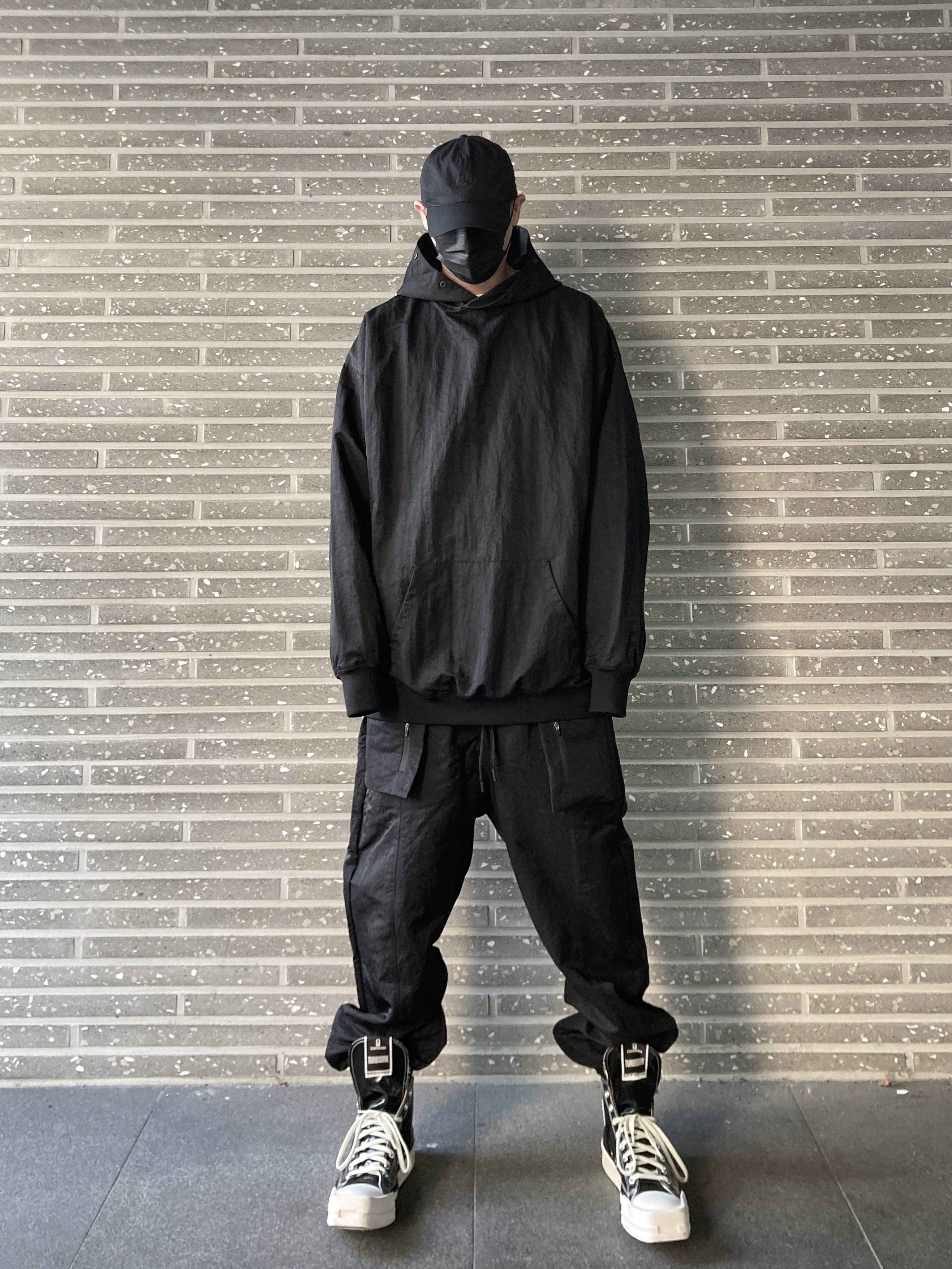 Converse x Drkshdw Turbodrk Chuck 70 Hi Black Lacquered Denim 착용 스타일 - 2