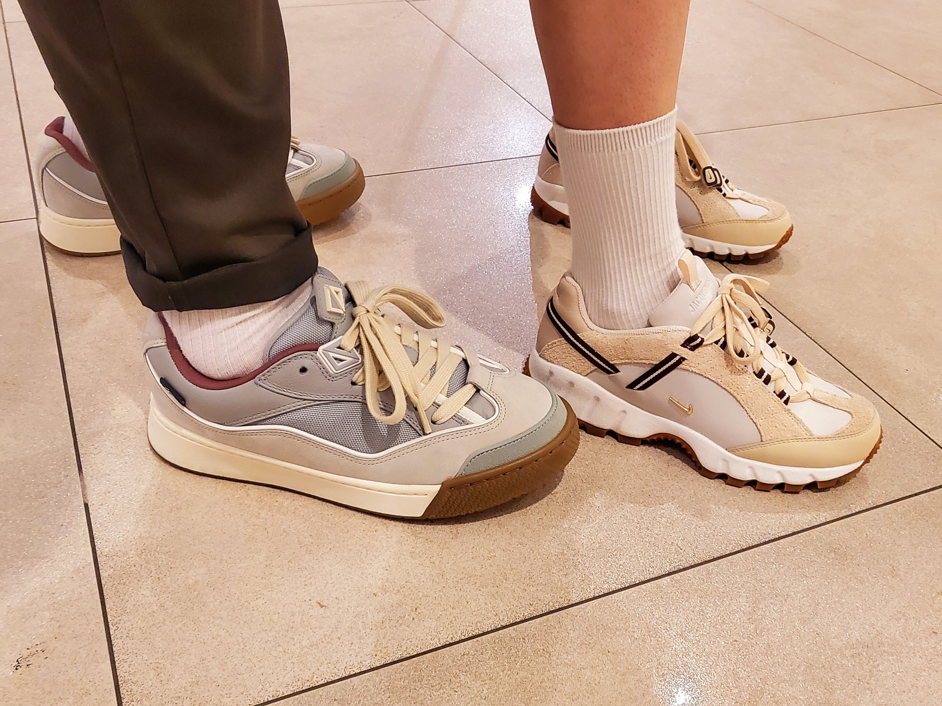 Dior x Cactus Jack B713 Sneakers Grey Mint, Nike x Jacquemus Air Humara LX Light Bone and Gold 착용 스타일 - 1