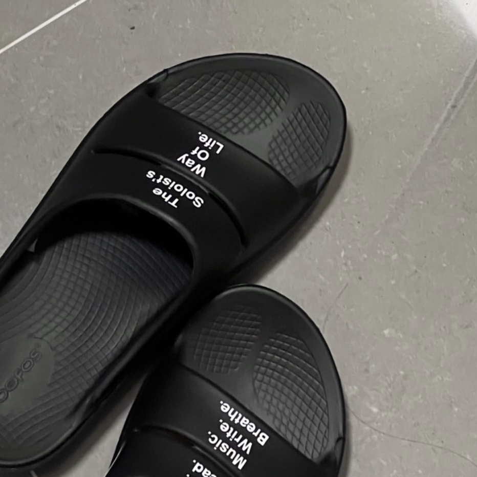 Oofos x Takahiromiyashita The Soloist The Soloist's Way Of Life Slider Black White 착용 스타일