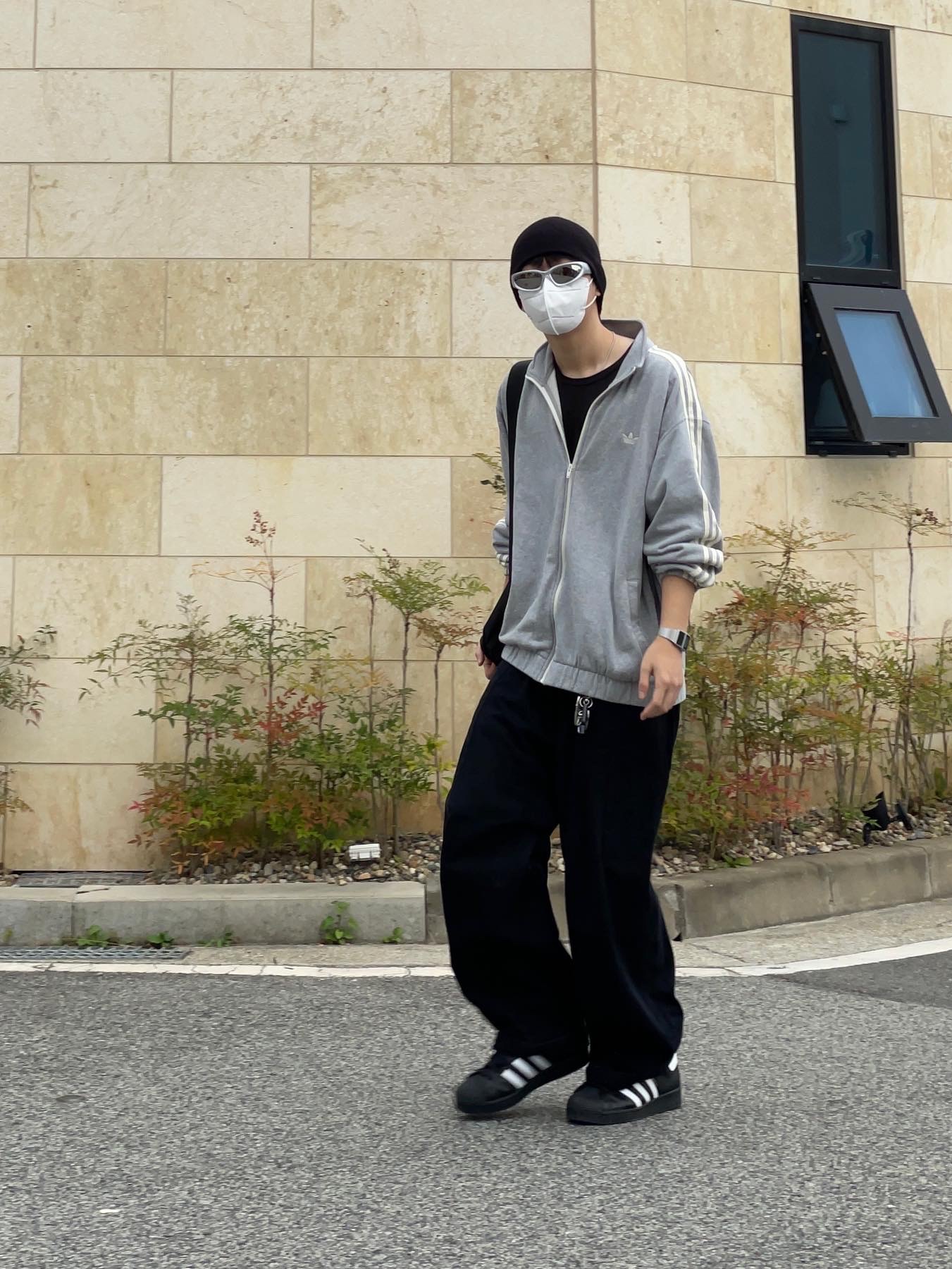 Adidas Superstar Core Black White 착용 스타일 - 2