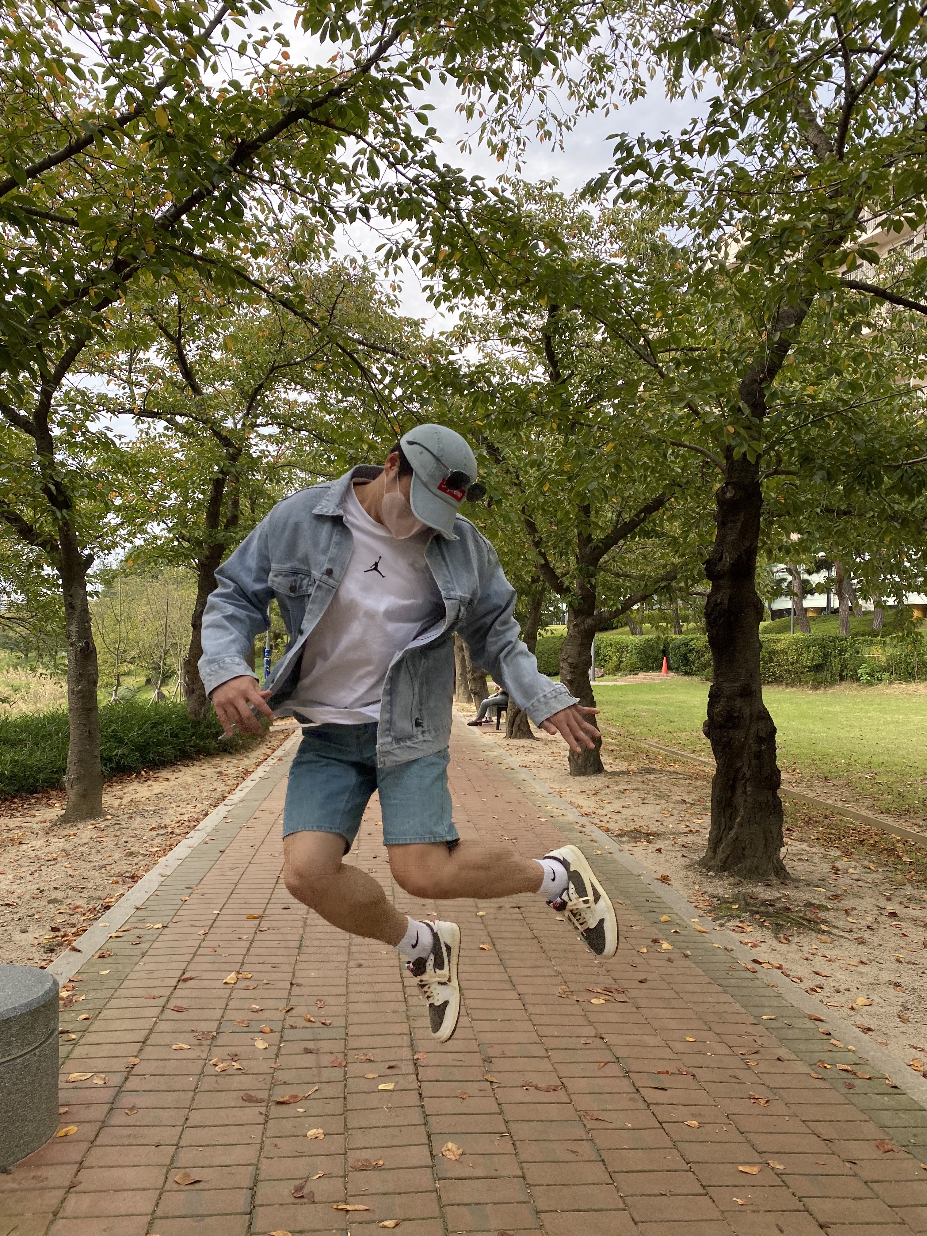 Supreme Washed Chino Twill Camp Cap Denim - 21FW, Supreme x Burberry Denim Trucker Jacket Washed Blue - 22SS 착용 스타일 - 2
