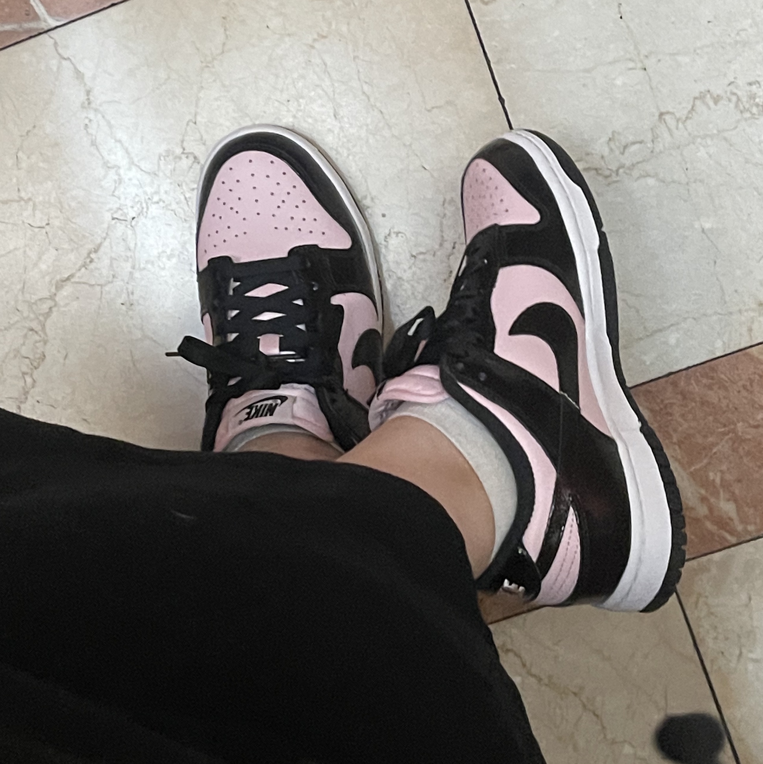 (W) Nike Dunk Low Essential Pink Foam Black 착용 스타일 - 1