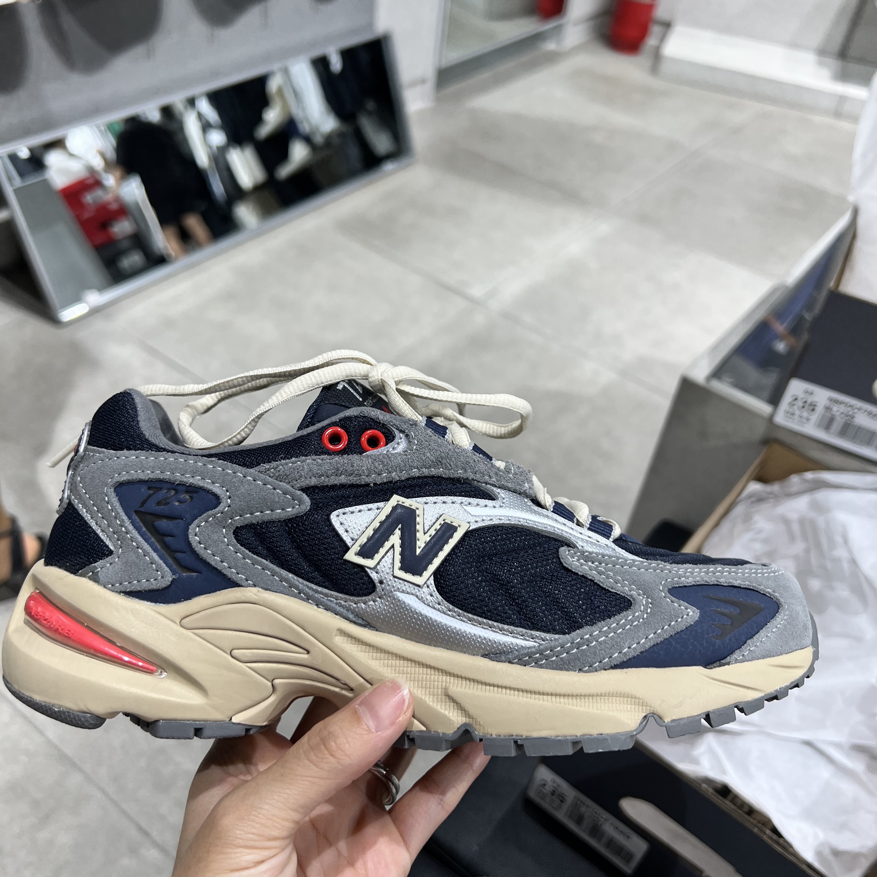 New Balance 725 Navy, New Balance 725 Dark Grey Gum 착용 스타일 - 3