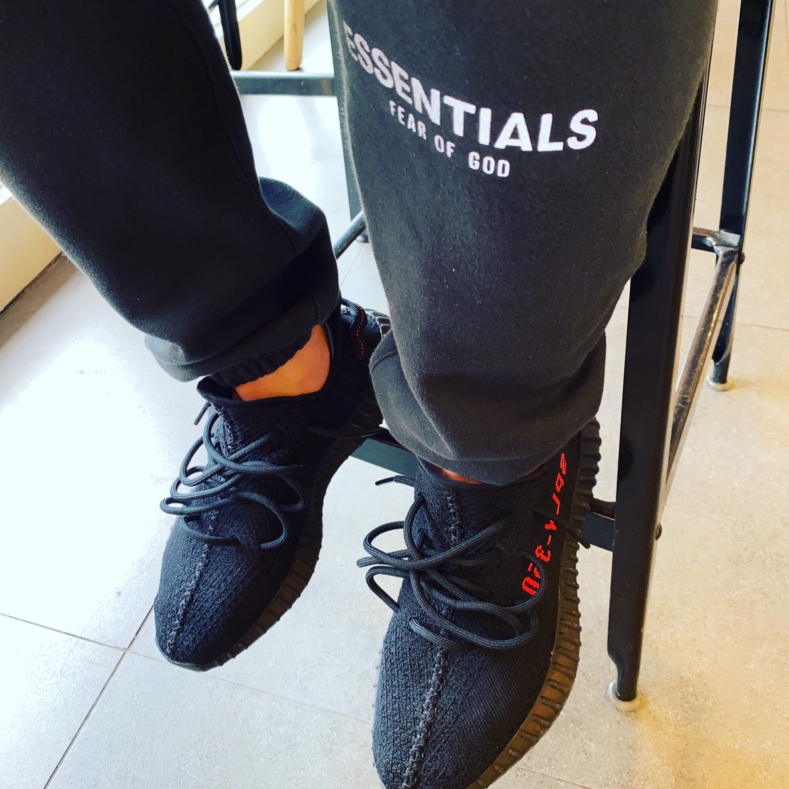 Adidas Yeezy Boost 350 V2 Black Red 2020, Essentials The Core Collection Sweatpants Black 착용 스타일