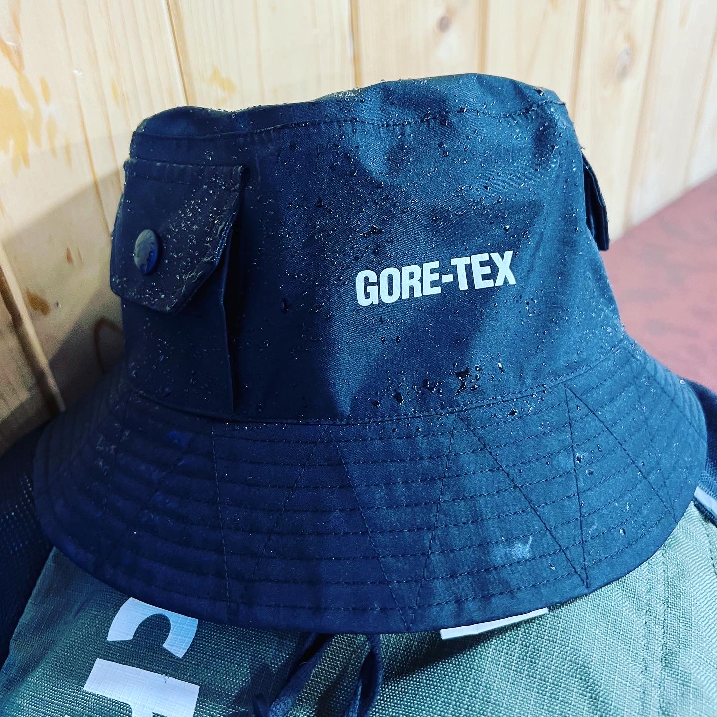 Palace x Engineered Garments Explorer Bucket Hat Black - 22FW 착용 스타일 - 2