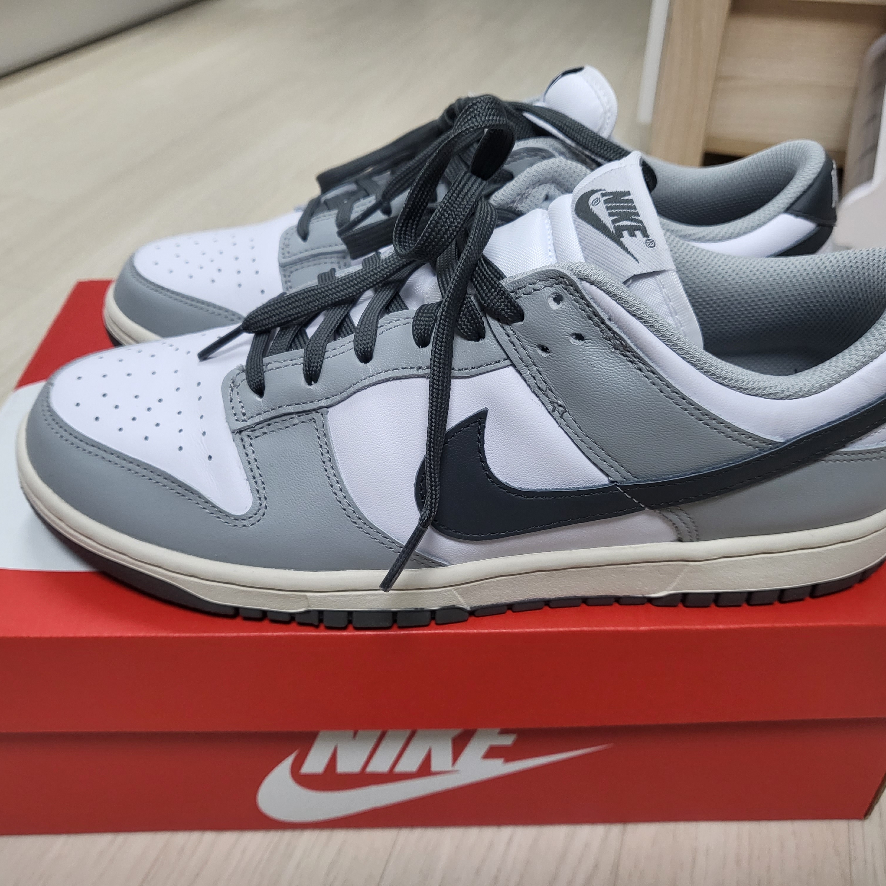 (W) Nike Dunk Low Light Smoke Grey 착용 스타일 - 1