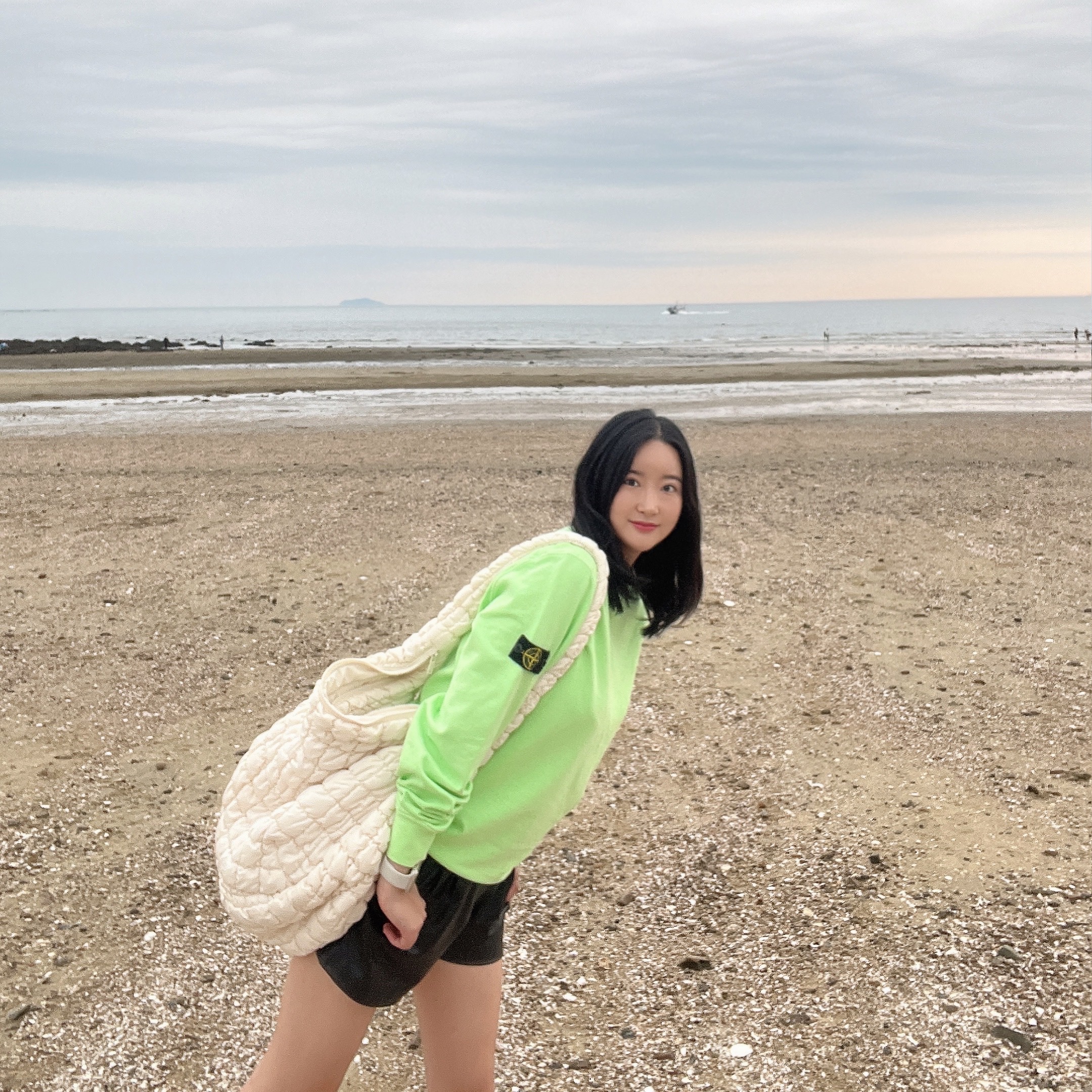 COS Quilted Oversized Shoulder Bag Off White Light Beige, (W) Nike Dunk Low Black 착용 스타일 - 1