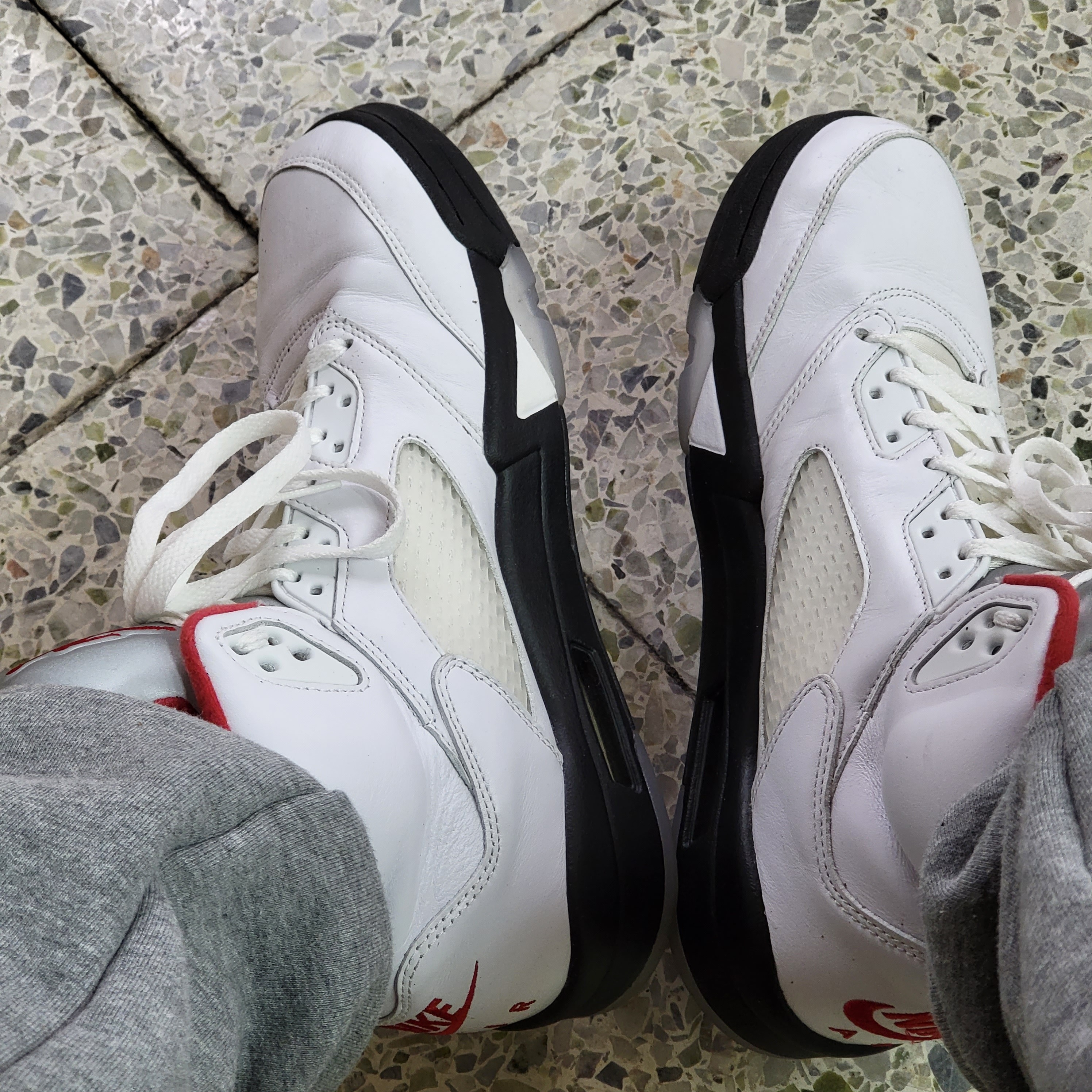 Jordan 5 Retro Fire Red Silver Tongue 2020 착용 스타일 - 2