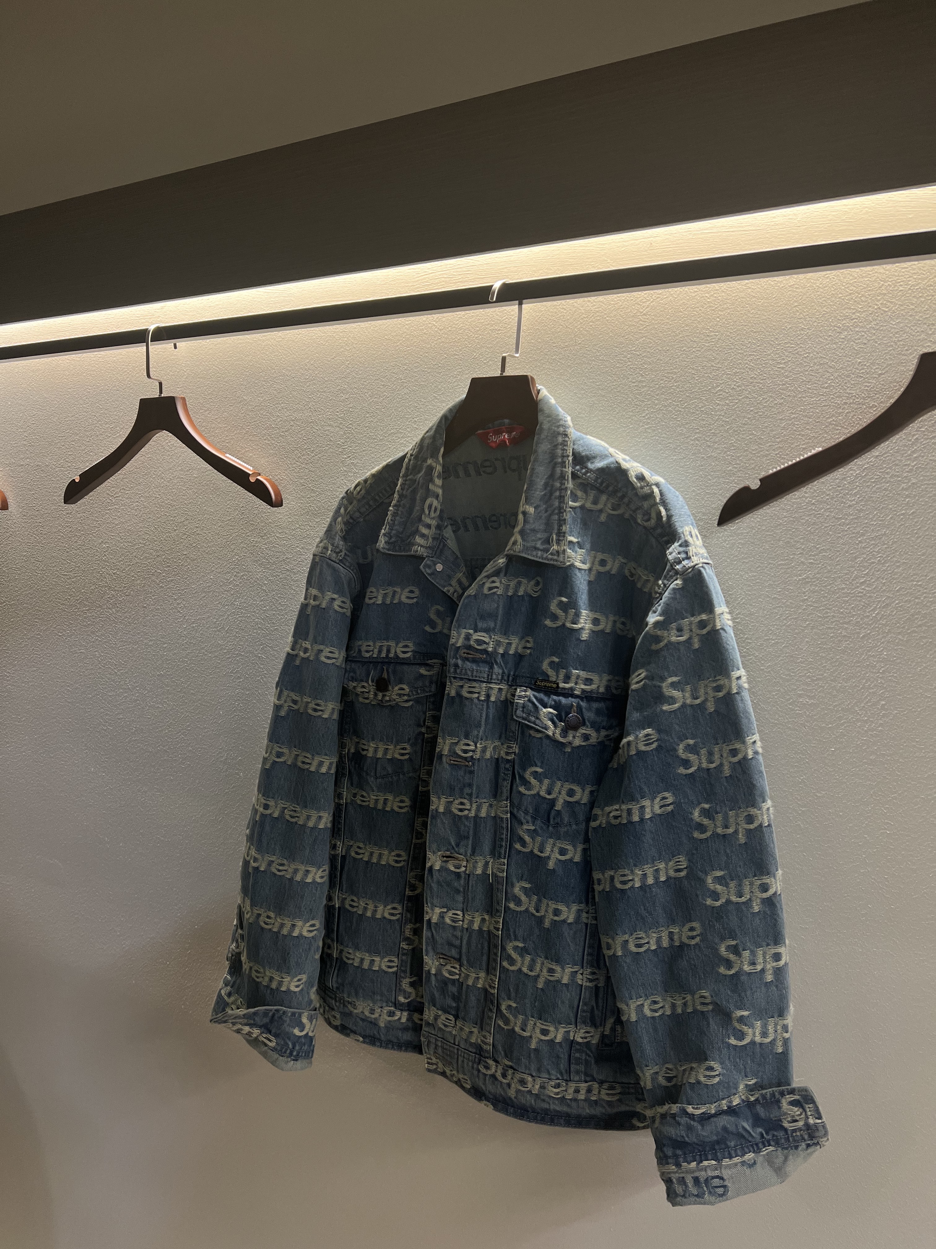 Supreme Frayed Logos Denim Trucker Jacket Blue - 21SS 착용 스타일