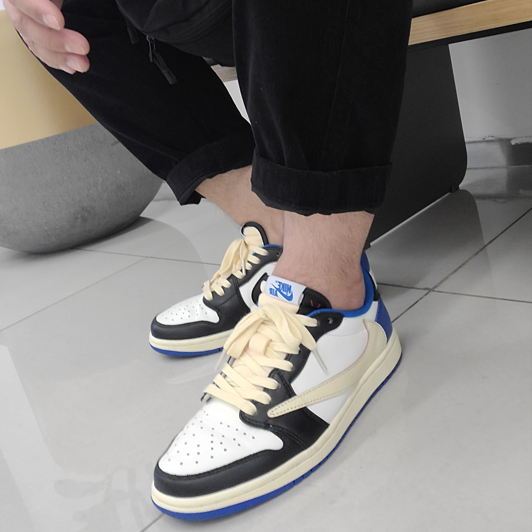 Jordan 1 x Travis Scott x Fragment Retro Low OG SP Military Blue 착용 스타일 - 2