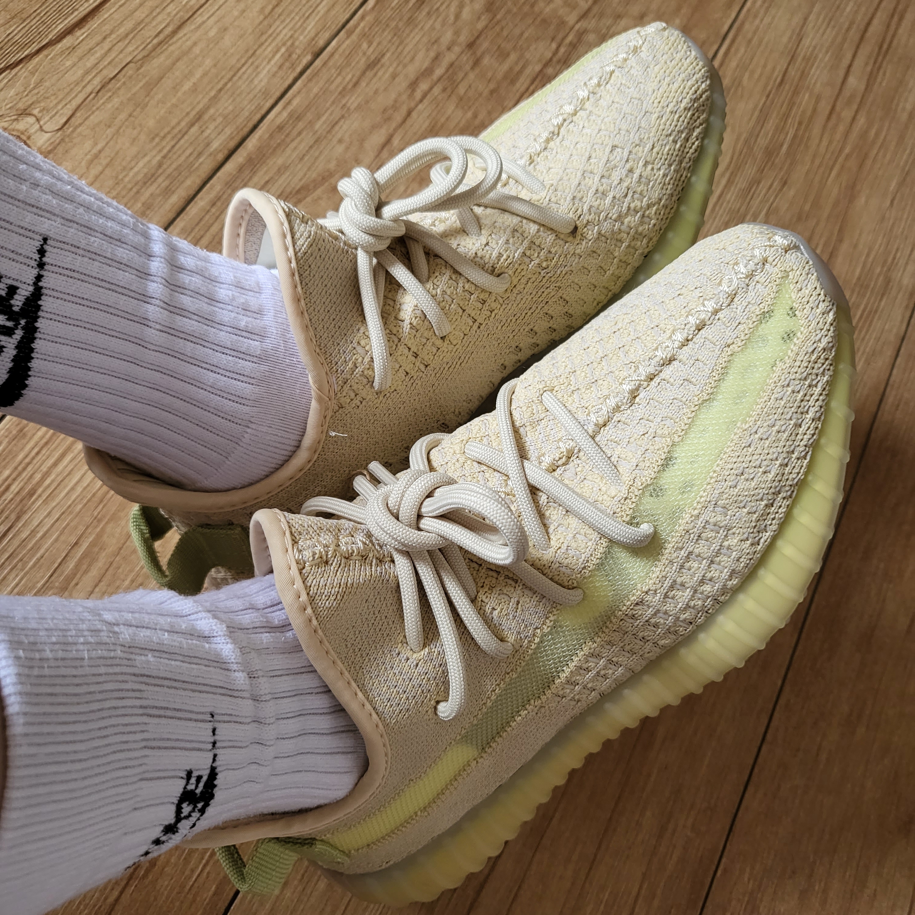 Adidas Yeezy Boost 350 V2 Flax 2022 착용 스타일 - 4
