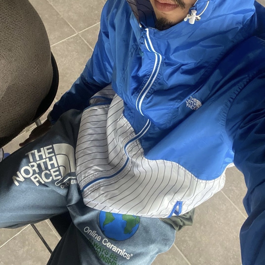The North Face x Online Ceramics Graphic Sweatpants Blue Regrind 착용 스타일 - 2