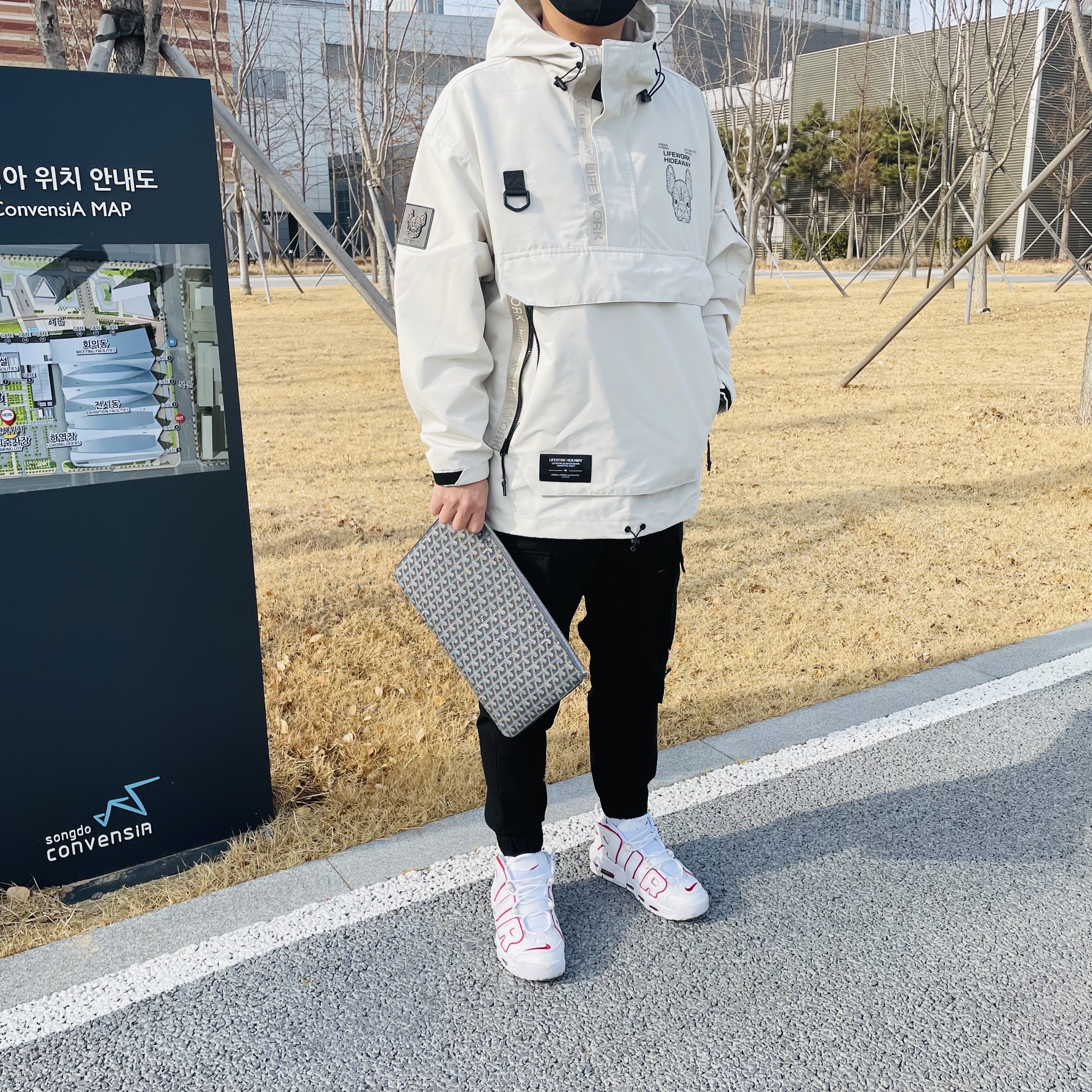 Nike Air More Uptempo White Varsity Red 2021, Goyard Senat Pochette MGM Grey 착용 스타일