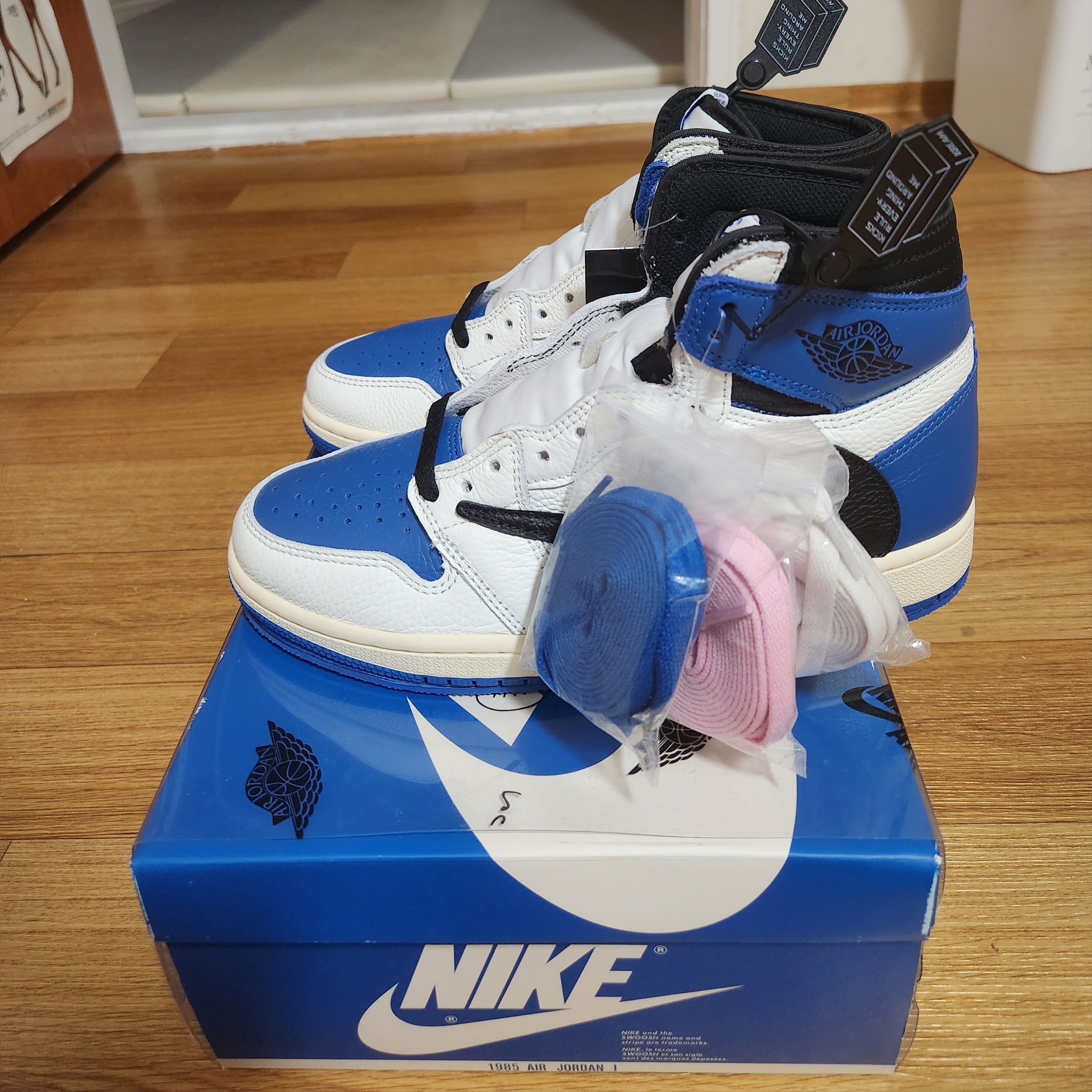 Jordan 1 x Travis Scott x Fragment Retro High OG SP Military Blue 착용 스타일 - 4
