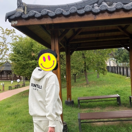 Essentials The Core Collection Hoodie Light Oatmeal, Essentials The Core Collection Sweatshorts Light Oatmeal 착용 스타일