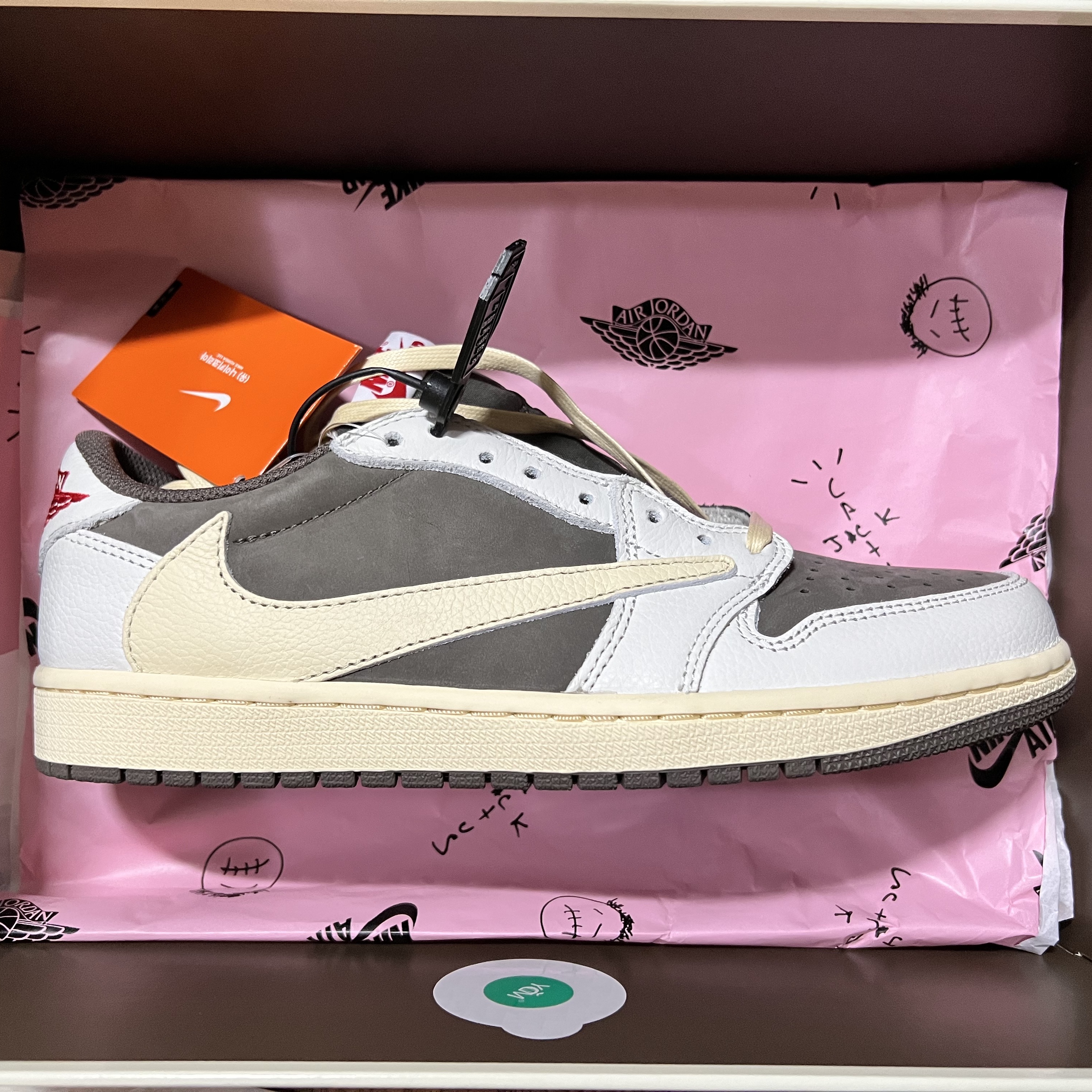 Jordan 1 x Travis Scott Retro Low OG SP Sail and Ridgerock 착용 스타일