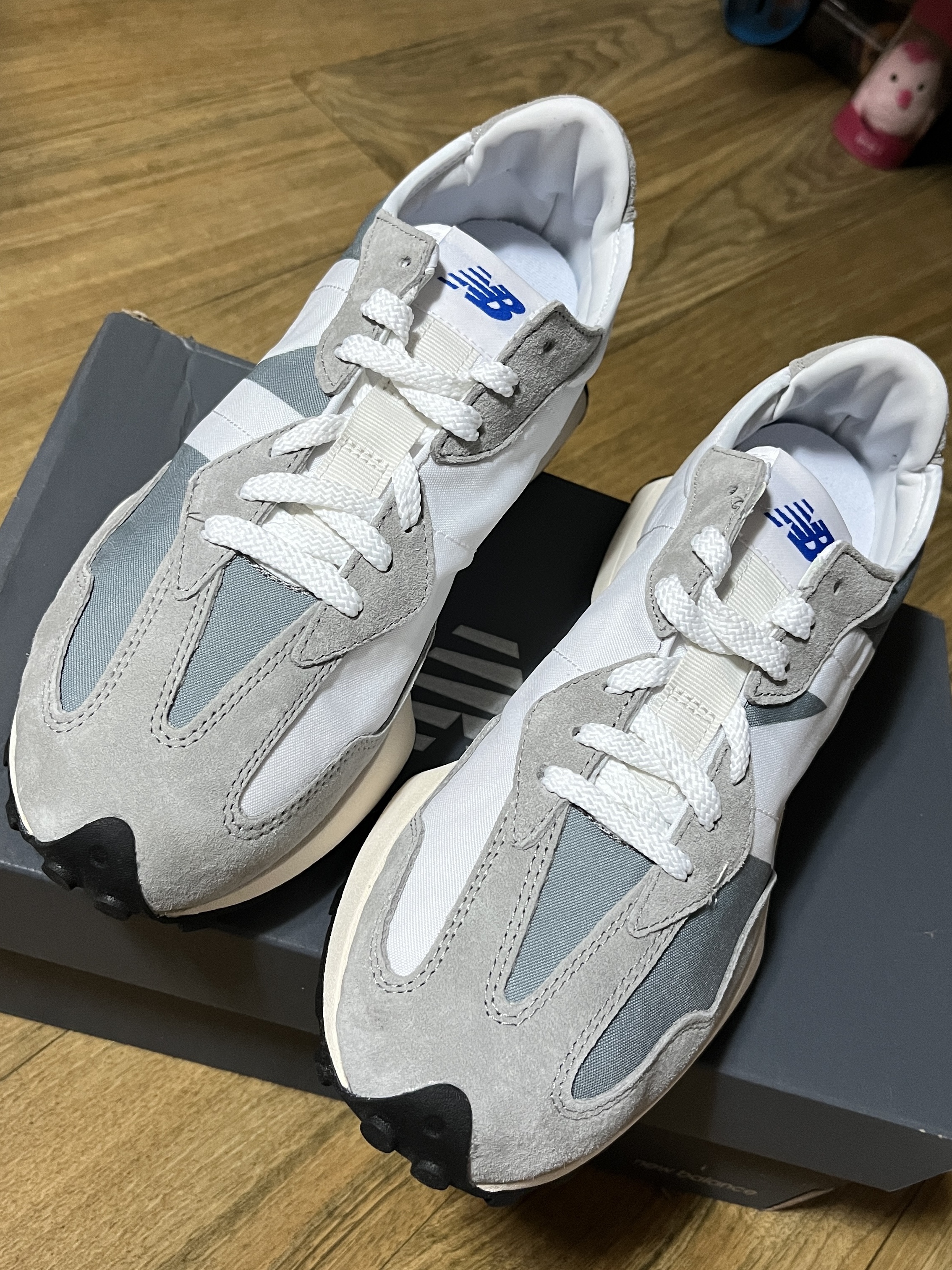New Balance 327 Grey 착용 스타일 - 2
