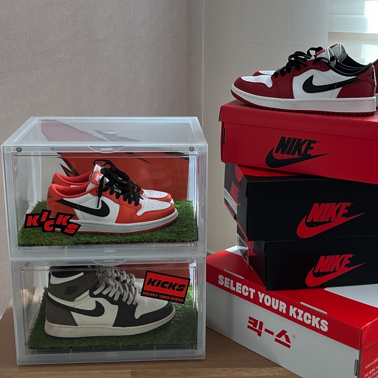 (W) Jordan 1 Low OG Starfish, (GS) Jordan 1 Retro High OG Black Mocha 착용 스타일 - 1