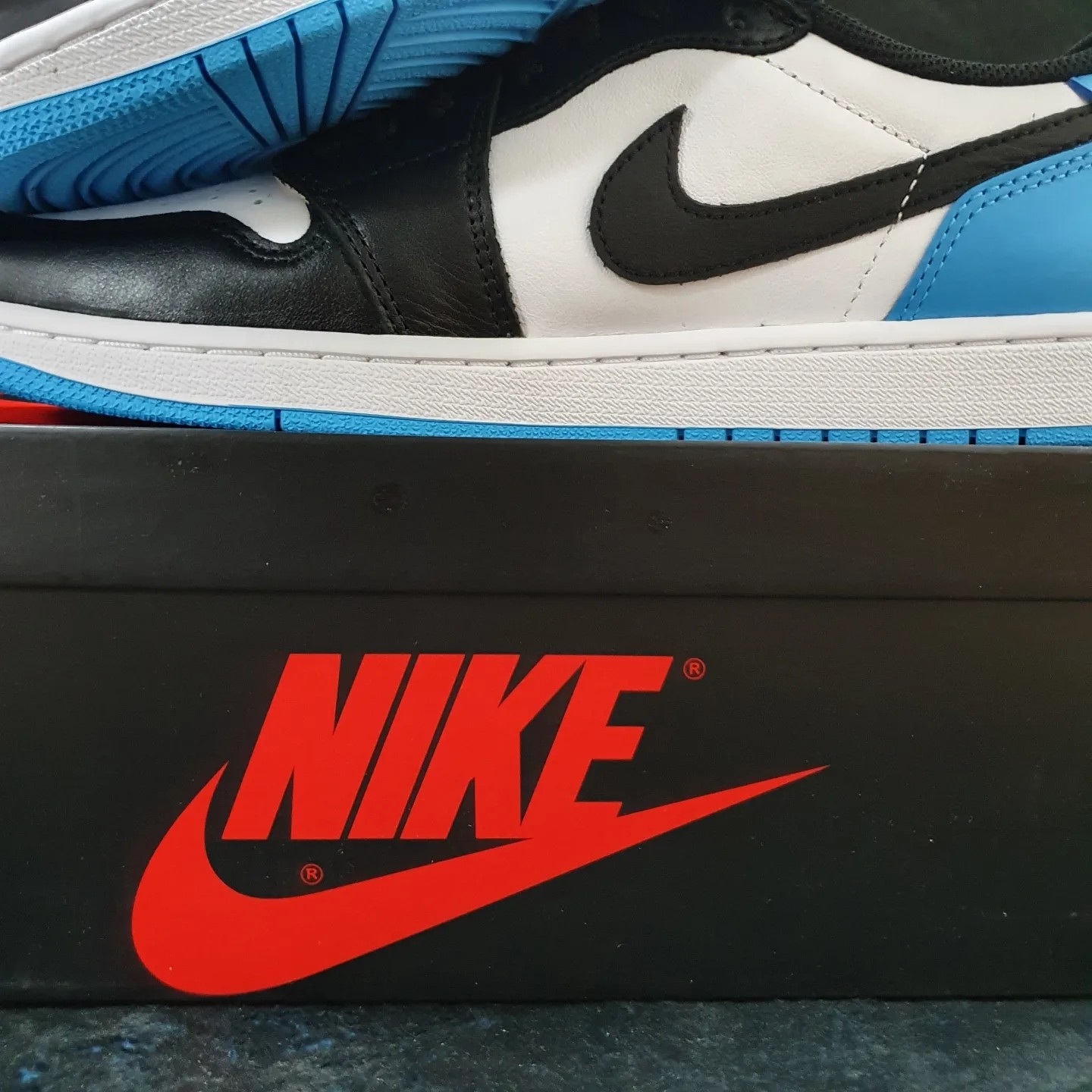 Jordan 1 Retro Low OG Black and Dark Powder Blue 착용 스타일 - 1