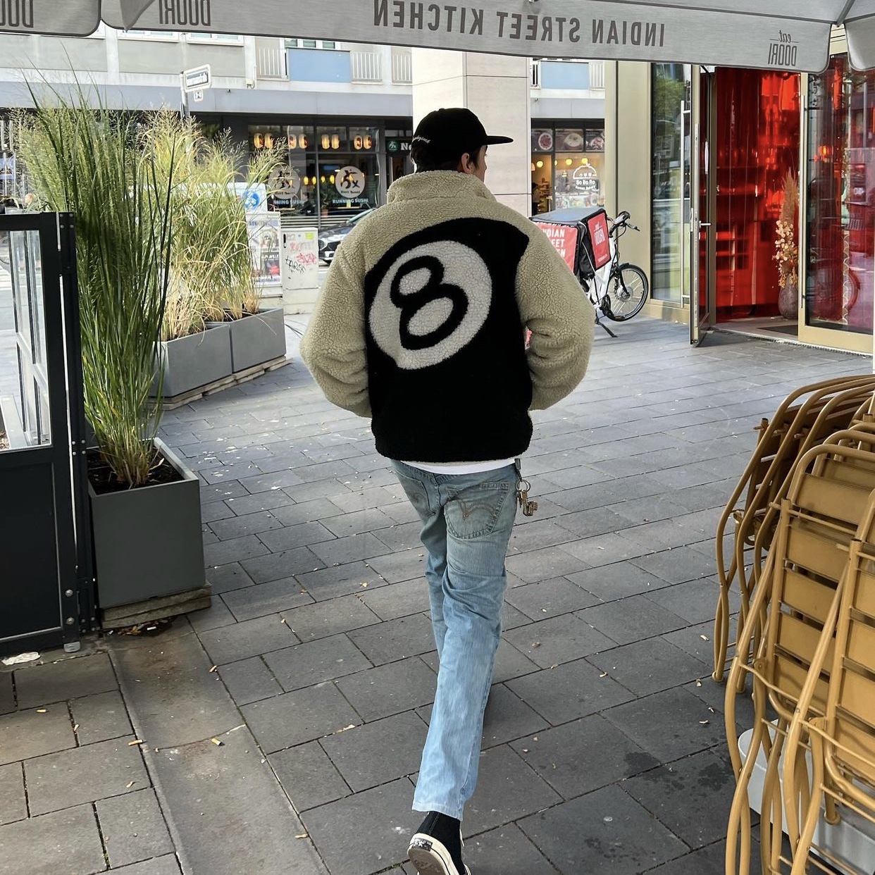 Stussy 8 Ball Sherpa Jacket Natural 착용 스타일 - 3
