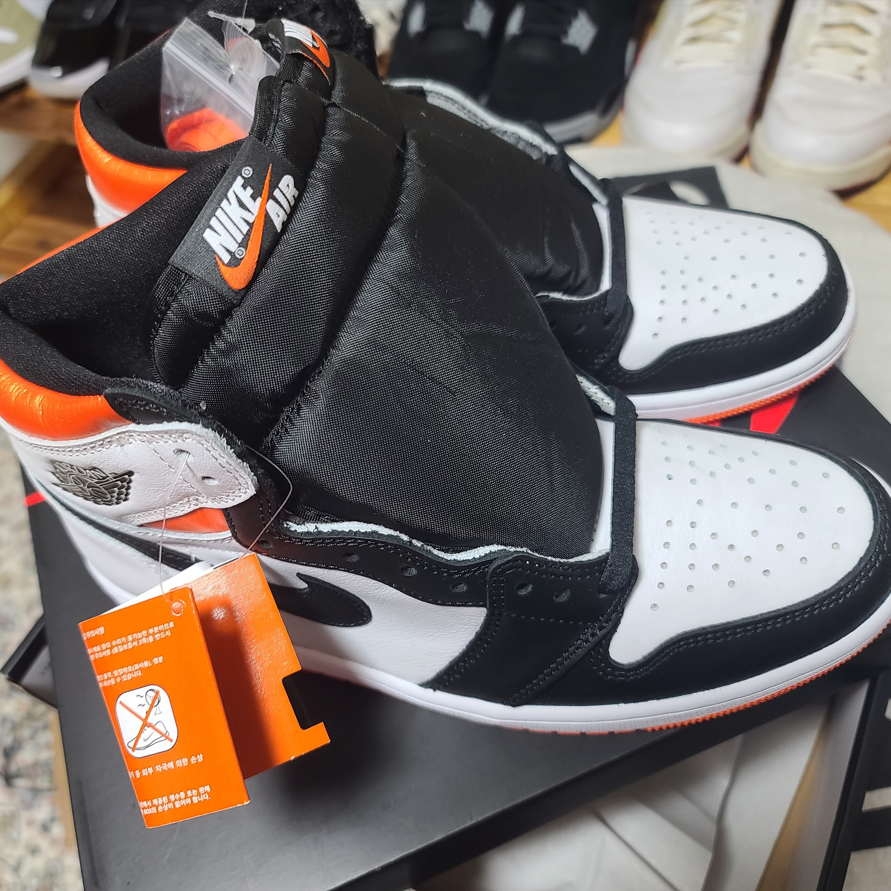 Jordan 1 Retro High OG Electro Orange 착용 스타일 - 2