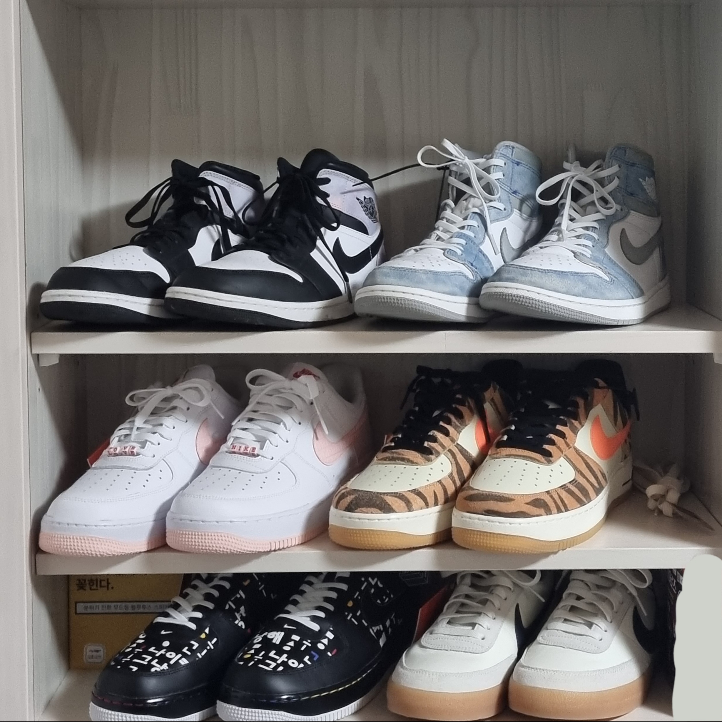 Jordan 1 Mid White Black Tie-Dye, Jordan 1 Retro High OG Hyper Royal 착용 스타일 - 1