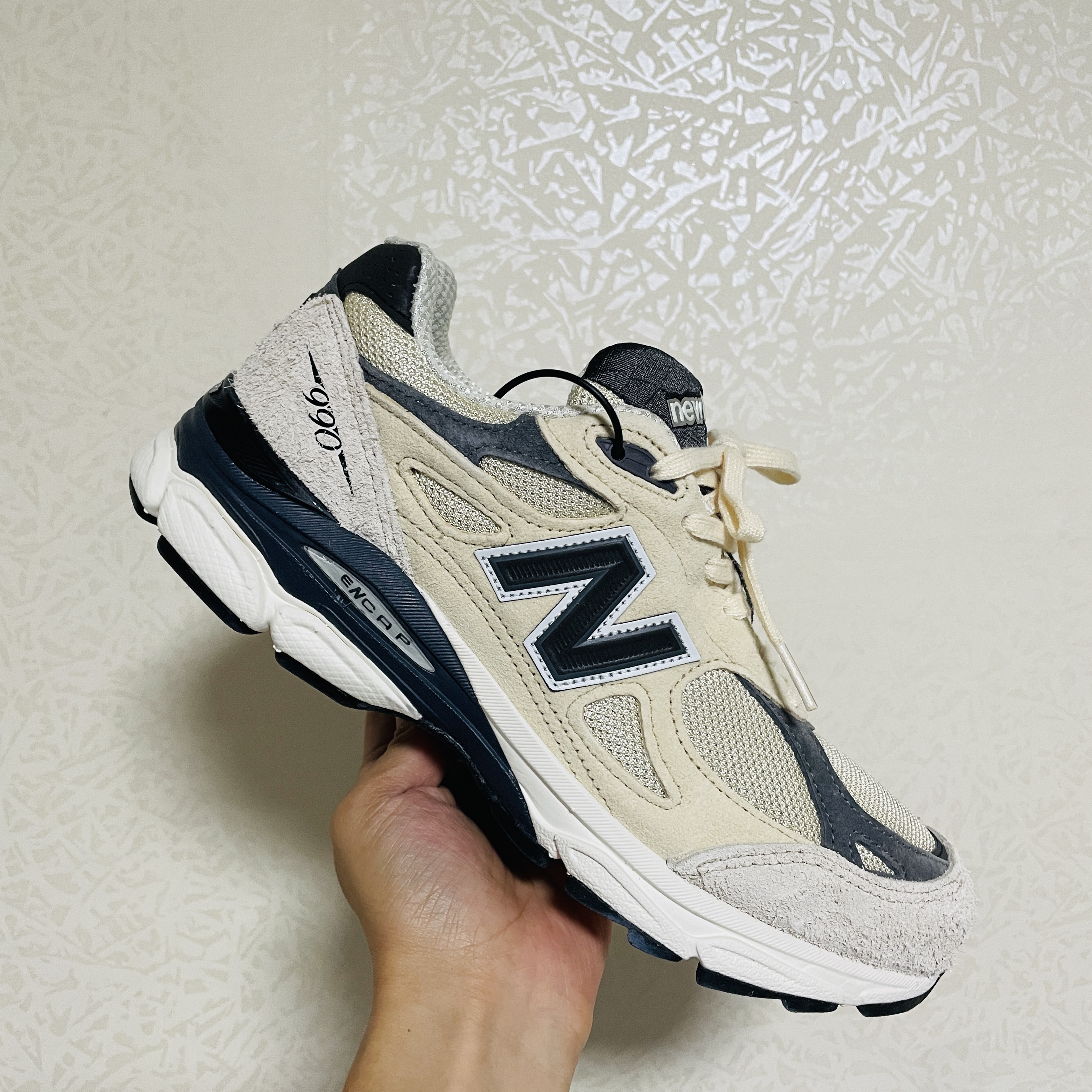 New Balance 990v3 Made in USA Moonbeam Macadamia Nut 착용 스타일