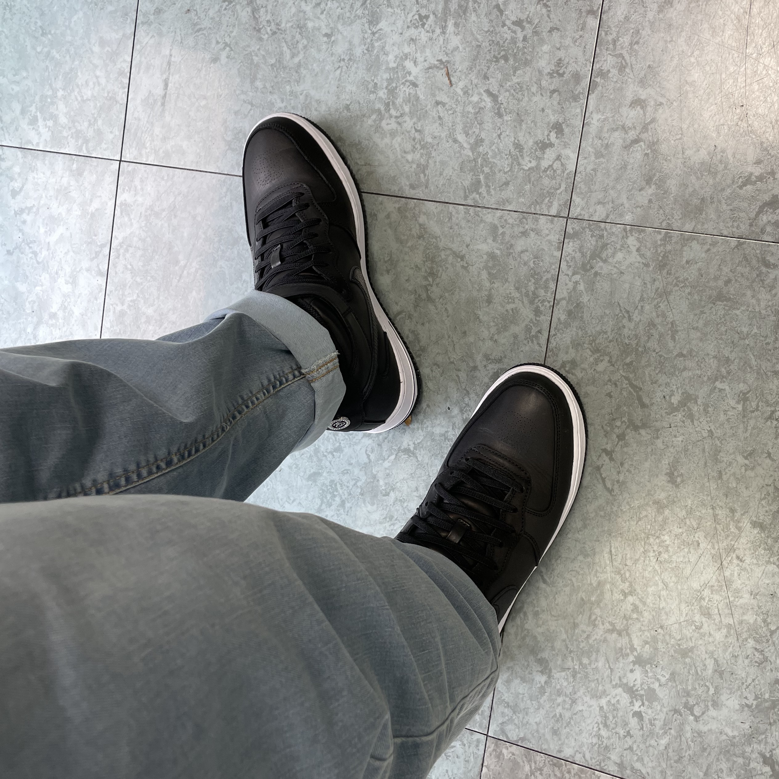 Nike x Stussy Air Force 1 '07 Mid SP Black 착용 스타일 - 2