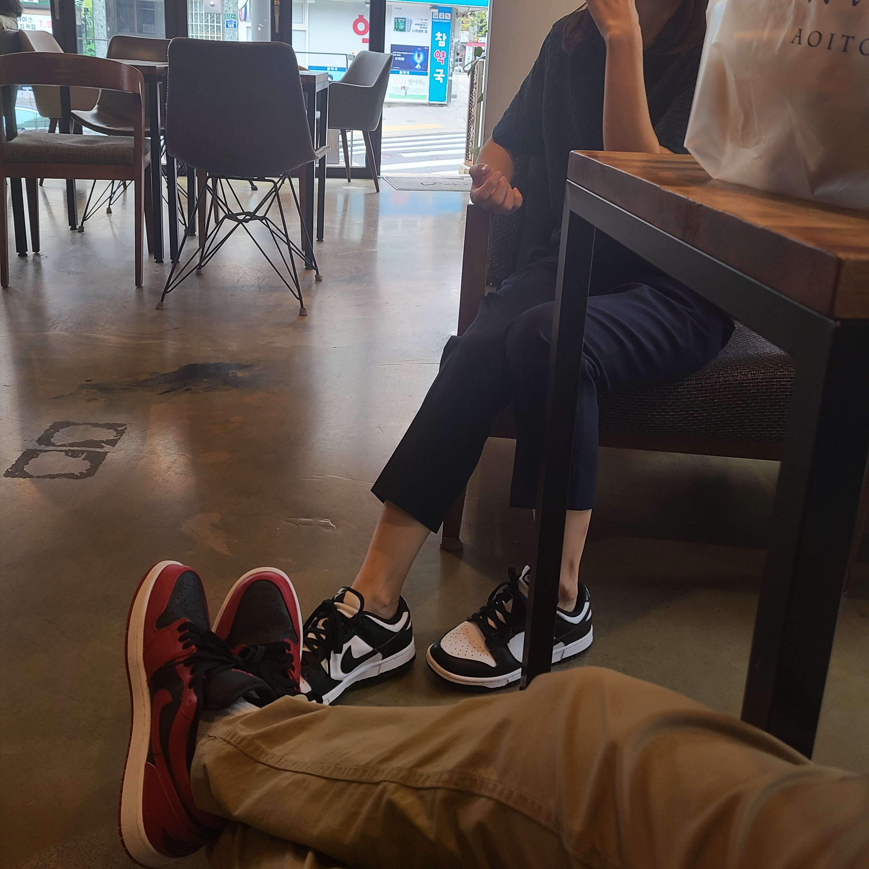 (W) Nike Dunk Low Black, Jordan 1 Low Varsity Red 착용 스타일 - 1