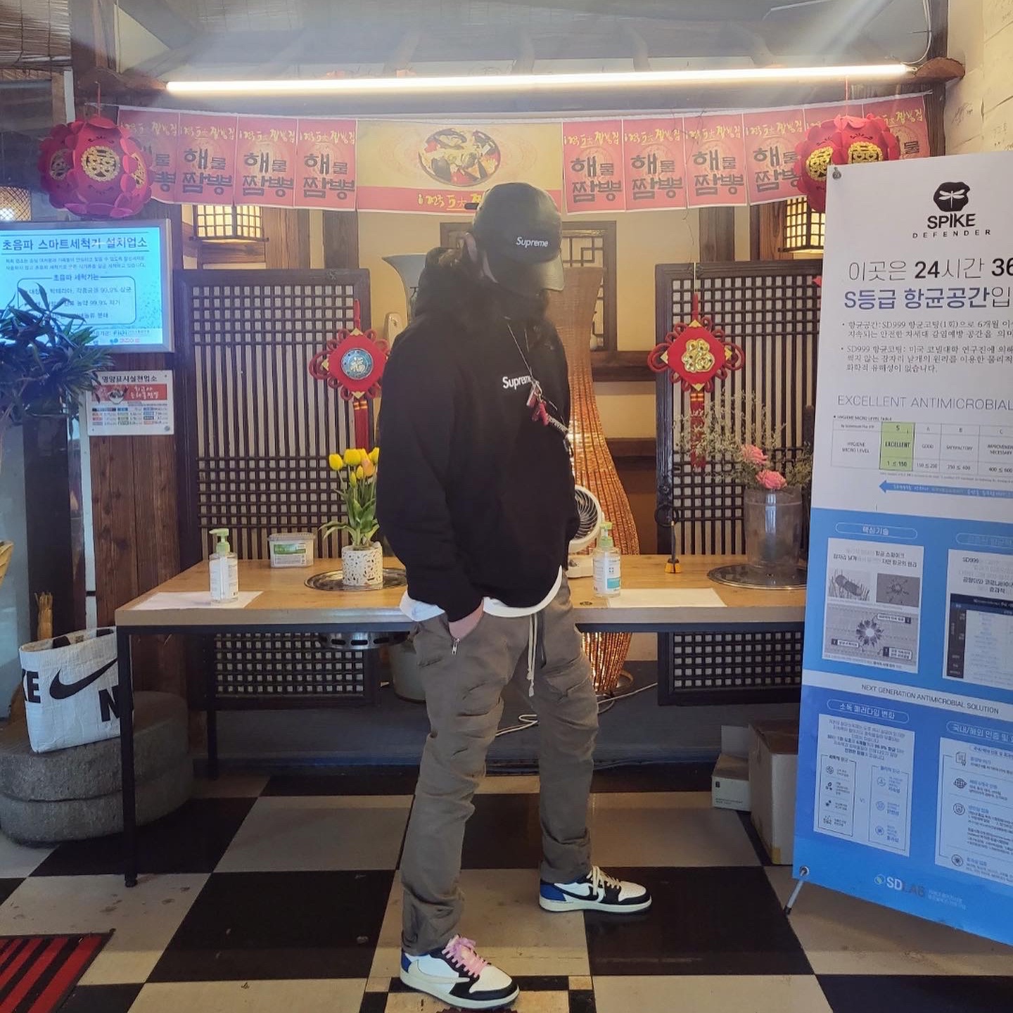 Supreme Leather Camp Cap Black - 21SS, Supreme Box Logo Hooded Sweatshirt Black - 21FW 착용 스타일 - 1
