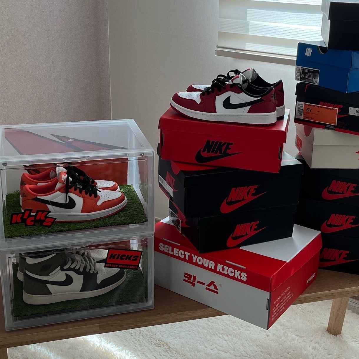(W) Jordan 1 Low OG Starfish, (GS) Jordan 1 Retro High OG Black Mocha 착용 스타일 - 2