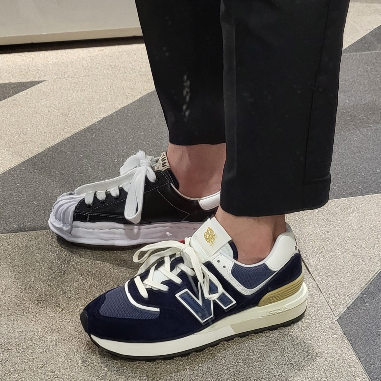 New Balance 574 Legacy Navy, Maison Mihara Yasuhiro Blakey OG Sole Leather Low-top Sneakers Black 착용 스타일