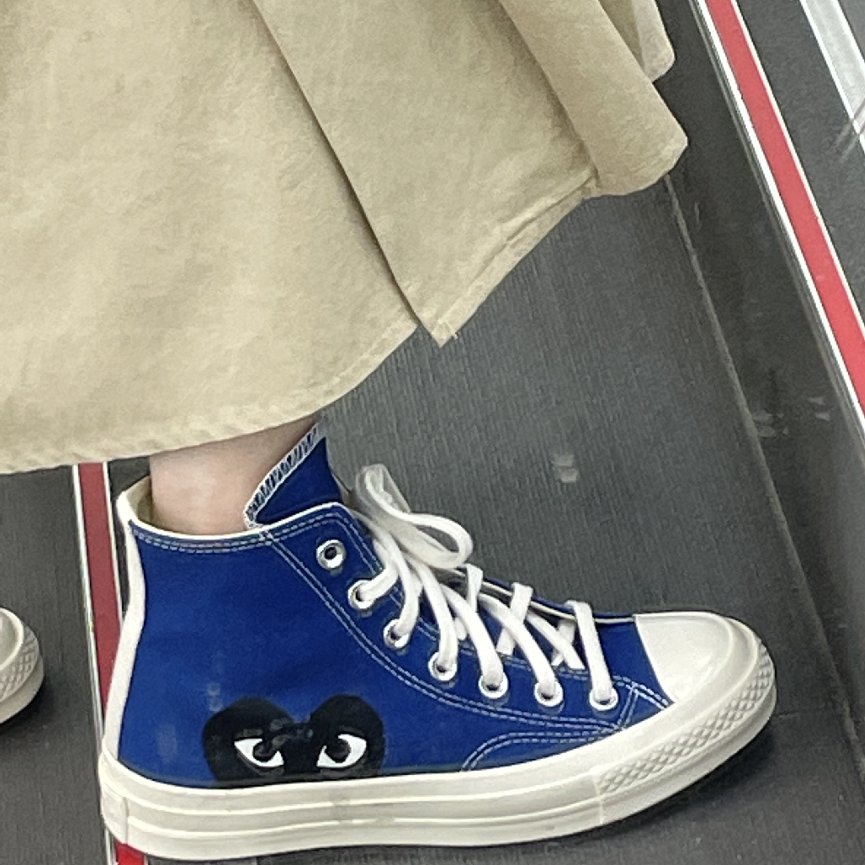 Converse x Play Comme des Garcons Chuck 70 Hi Blue Quartz 착용 스타일 - 2