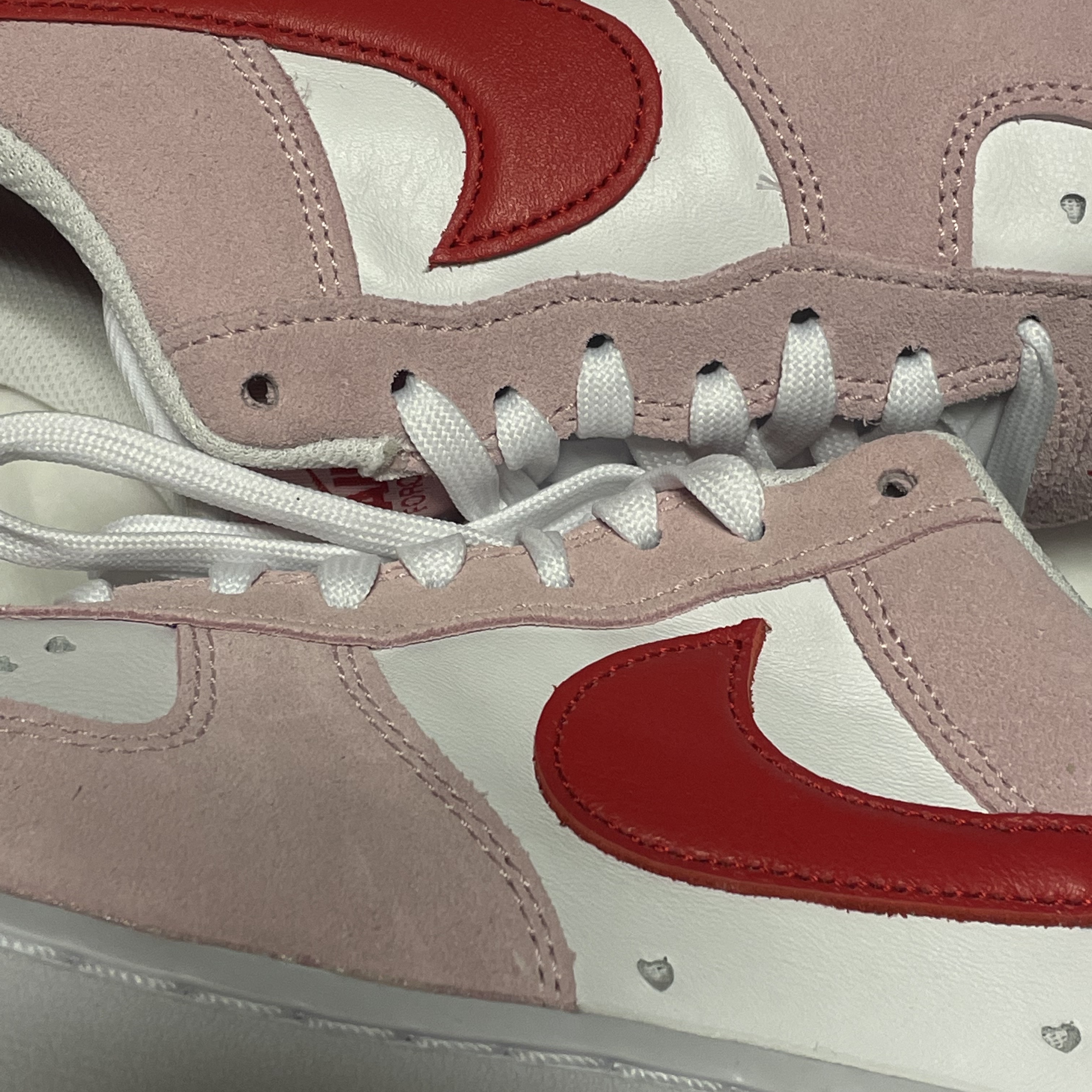 Nike Air Force 1 '07 QS Valentine's Day 착용 스타일 - 2