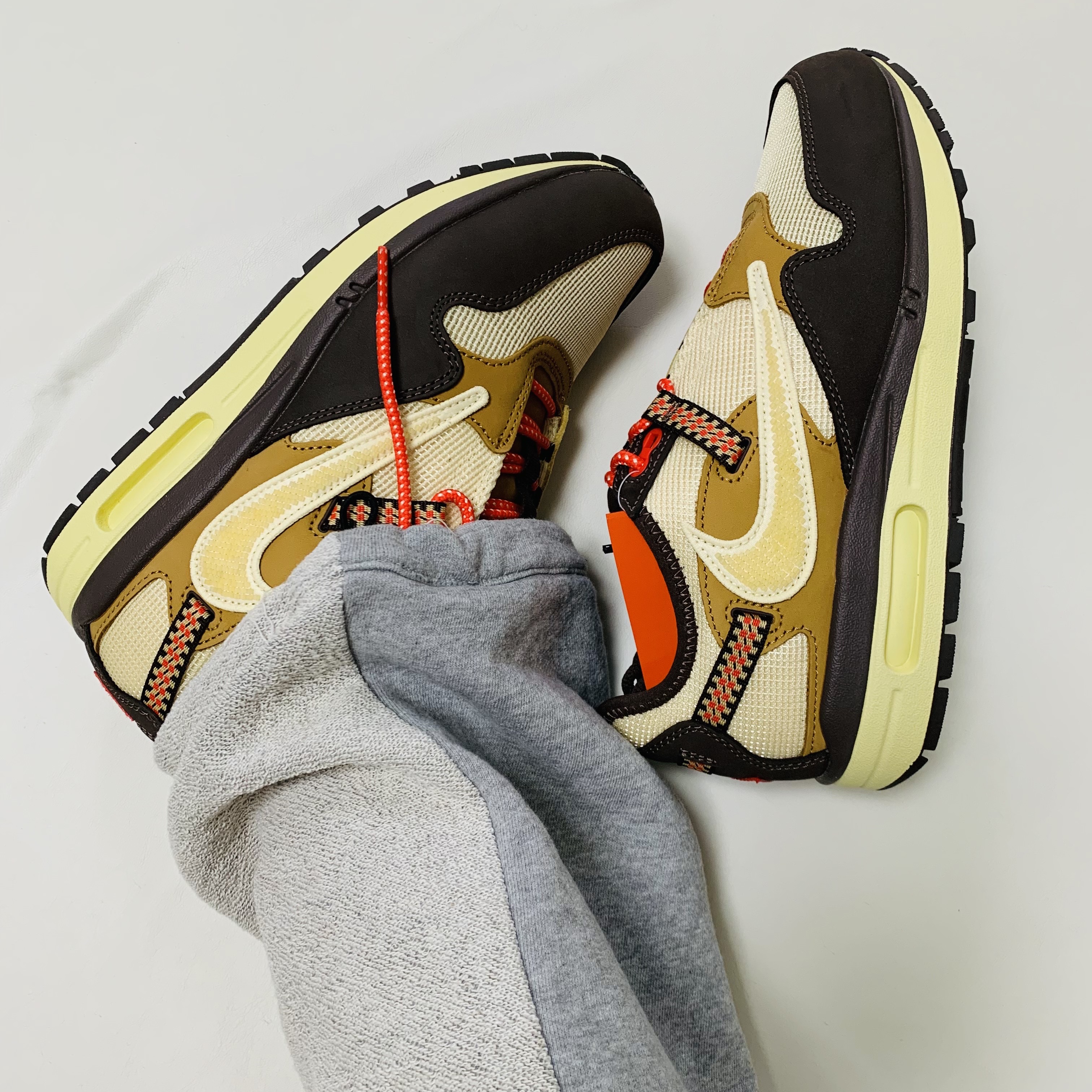 Nike x Travis Scott Air Max 1 Cact.us Brown 착용 스타일