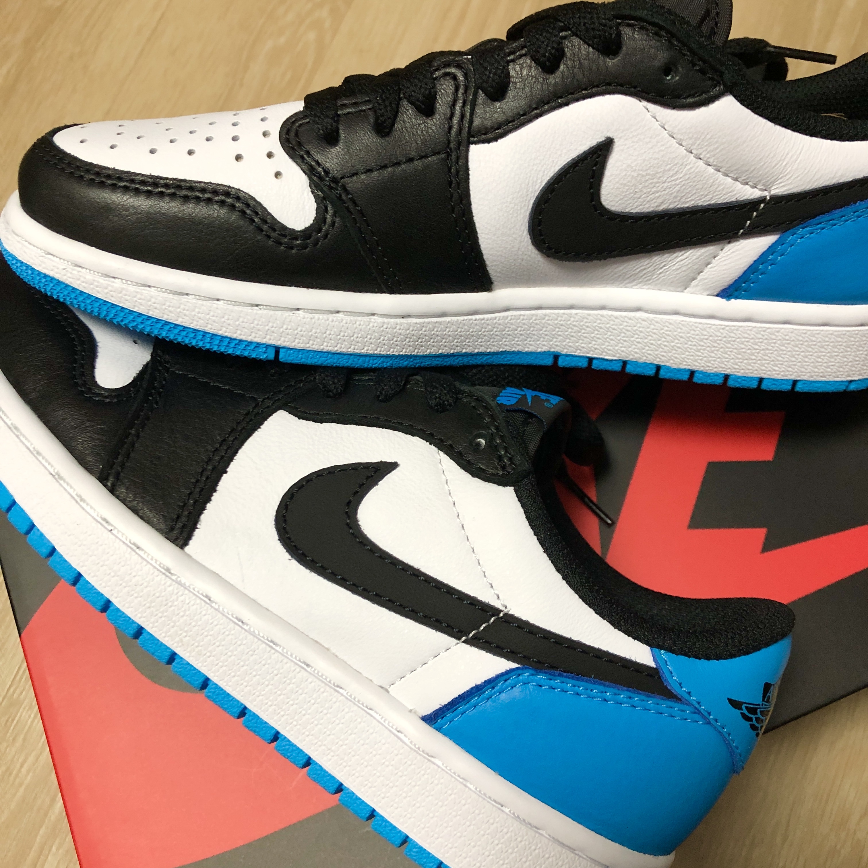 Jordan 1 Retro Low OG Black and Dark Powder Blue 착용 스타일