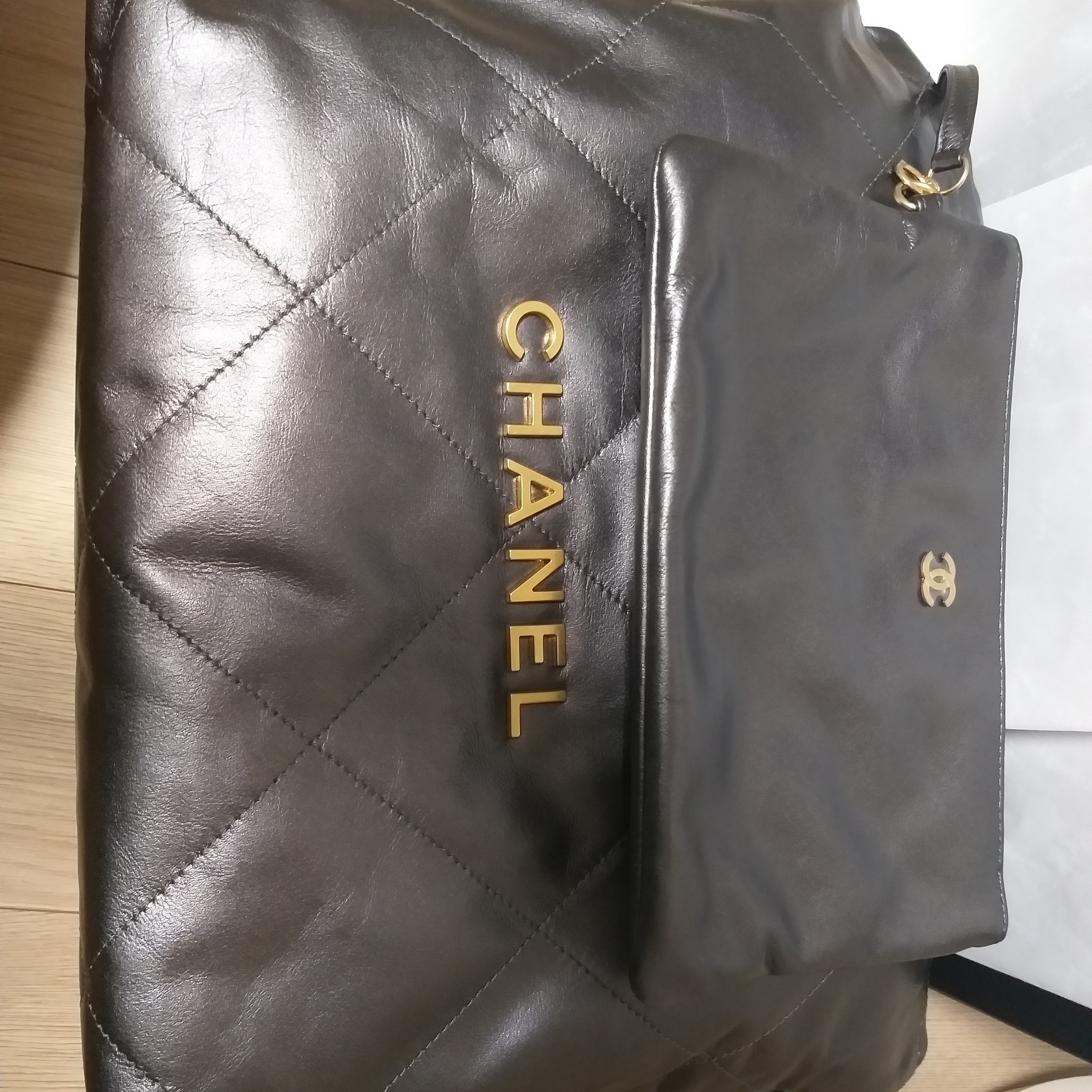 Chanel 22 Small Handbag Metallic Calfskin & Gold Ruthenium 착용 스타일