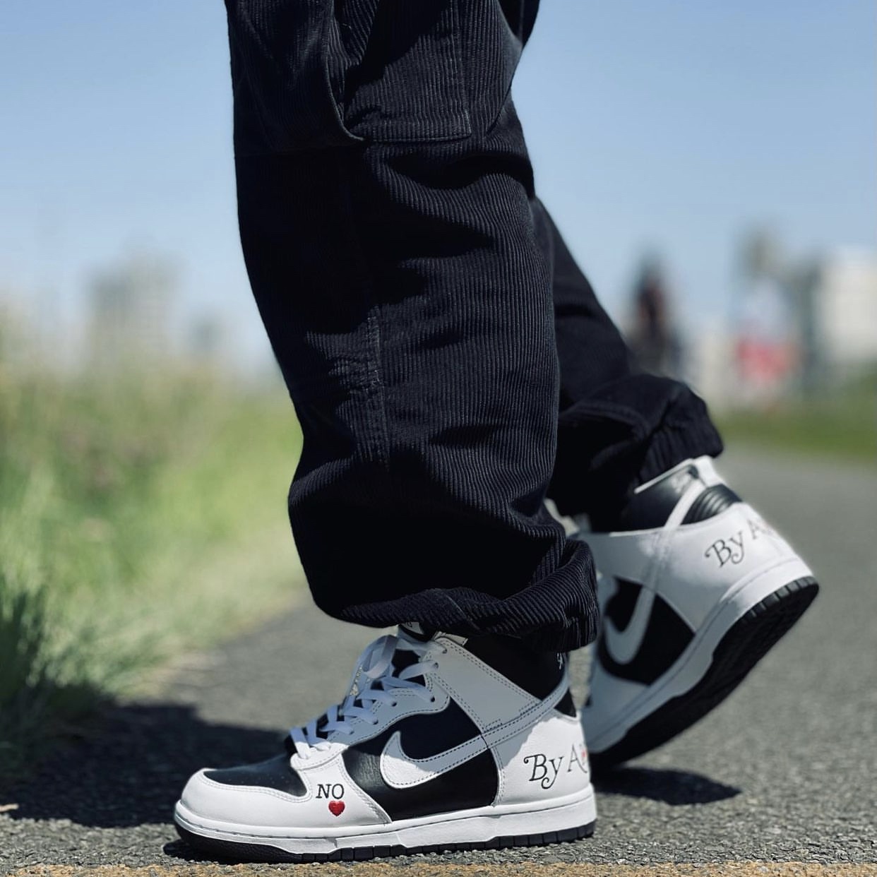 Nike x Supreme SB Dunk High OG QS By Any Means Black White 착용 스타일 - 5
