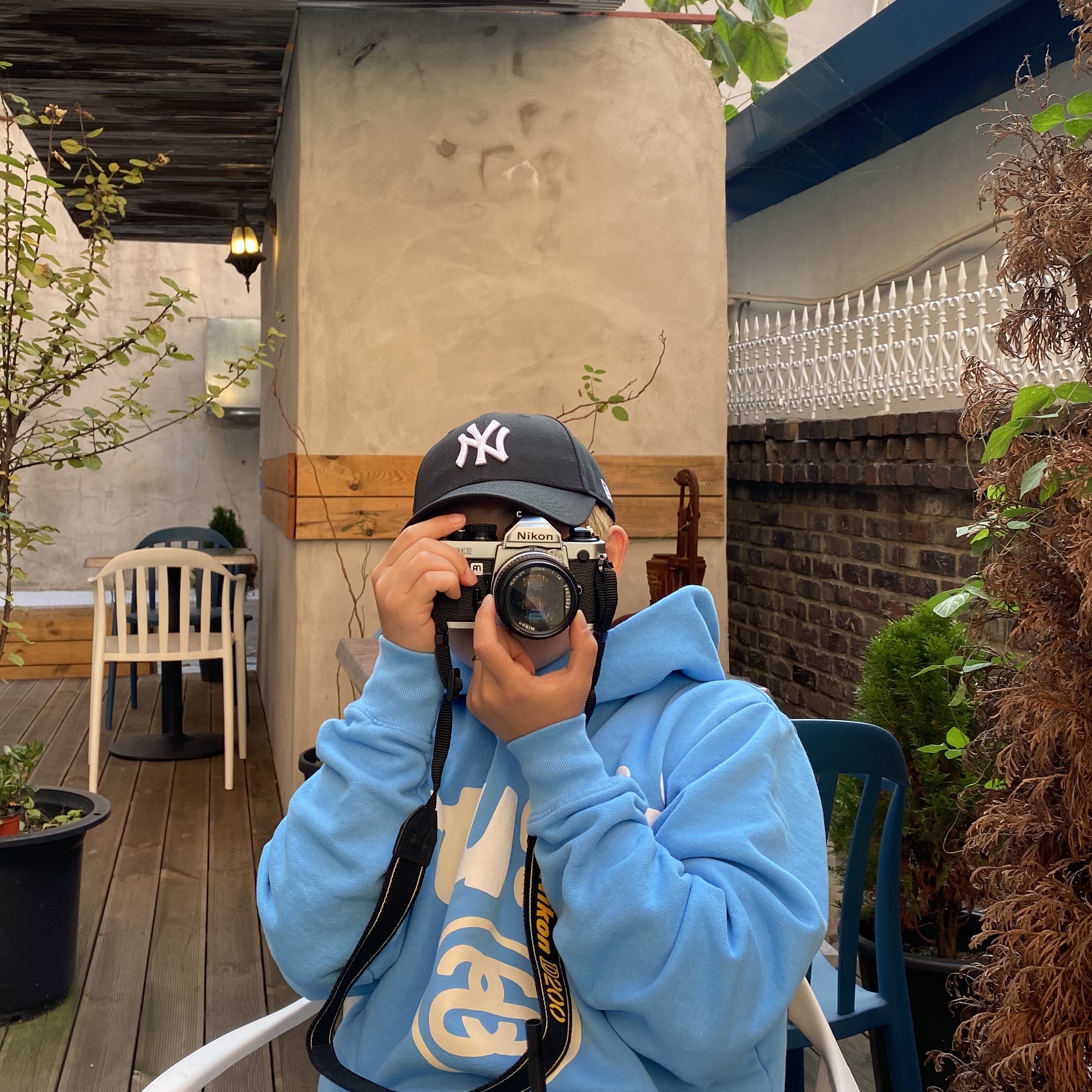 Stussy x Cactus Plant Flea Market 8 Ball Pigment Dyed Hoodie Blue, Jordan 1 Retro Low OG Black and Dark Powder Blue 착용 스타일 - 1