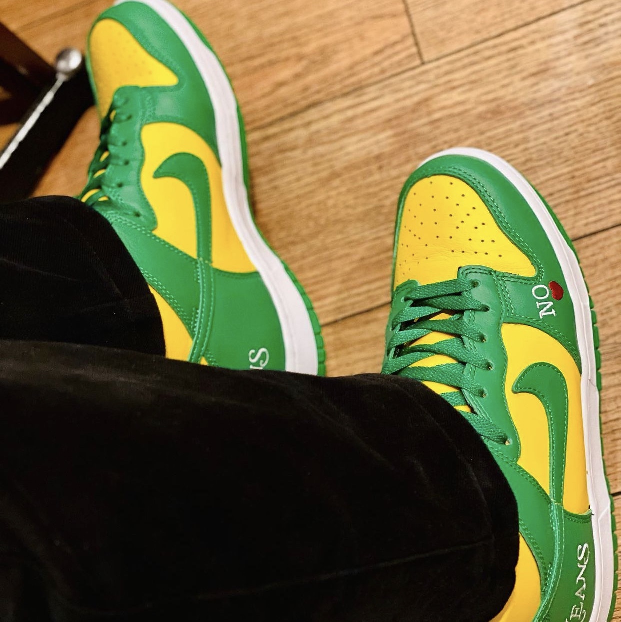 Nike x Supreme SB Dunk High OG QS By Any Means Varsity Maize Pine Green 착용 스타일 - 4