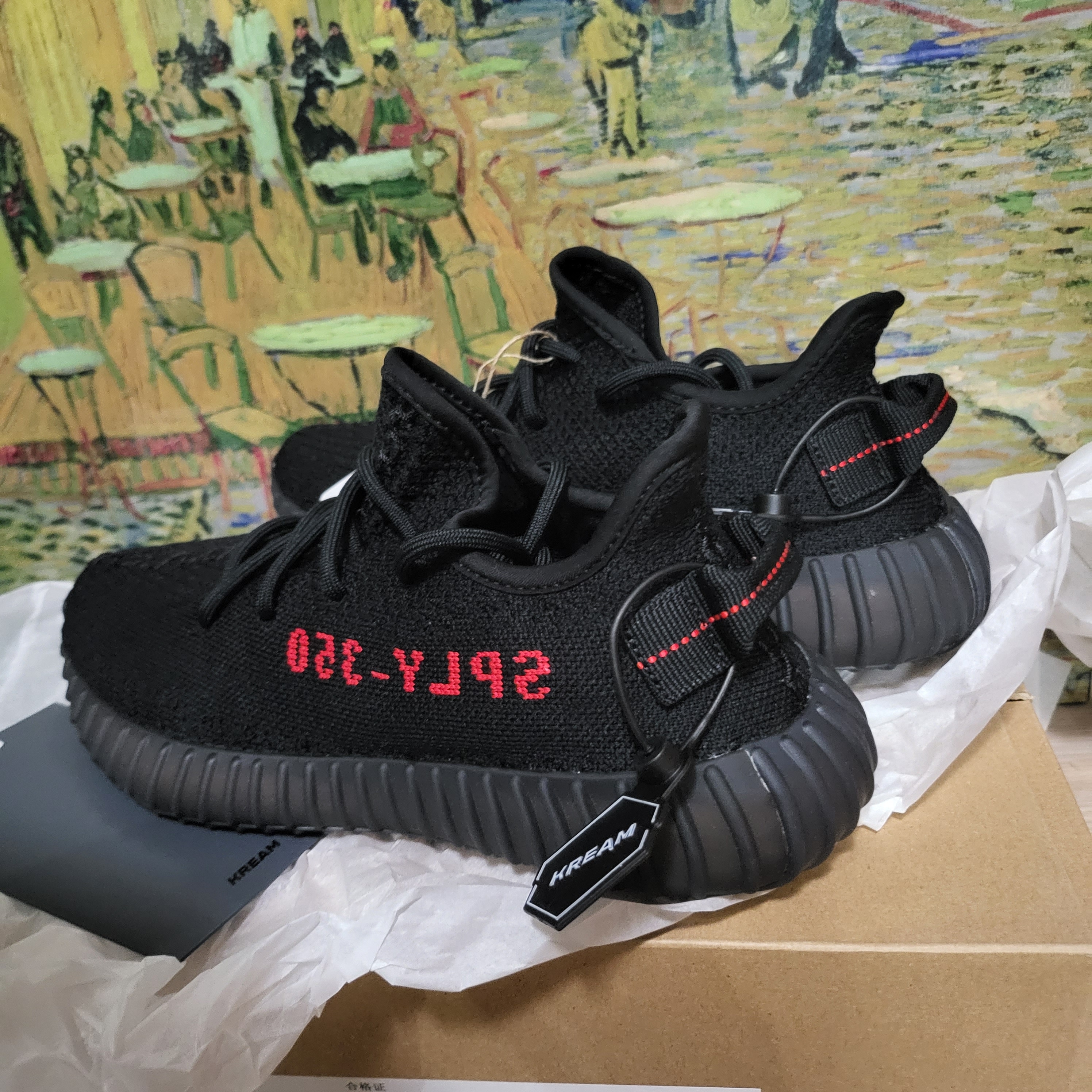 Adidas Yeezy Boost 350 V2 Black Red 2020 착용 스타일 - 4