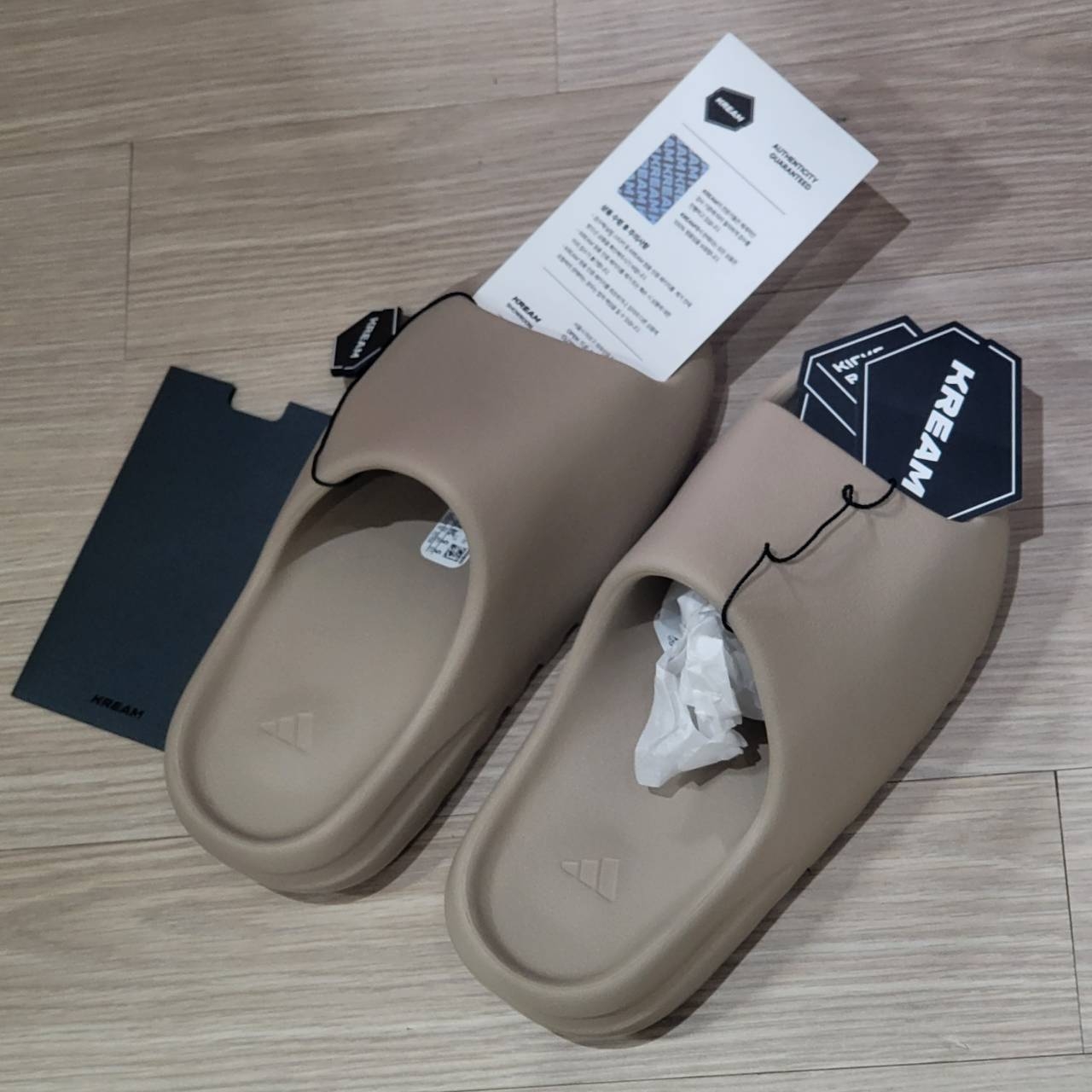 Adidas Yeezy Slide Pure - Re-Release Ver. 착용 스타일 - 3