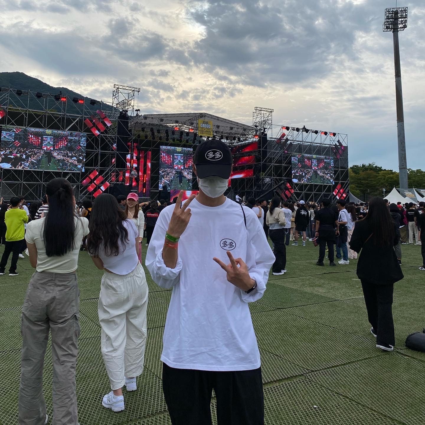Dada Logo LS T-Shirt White, Dada Student Cap Black 착용 스타일